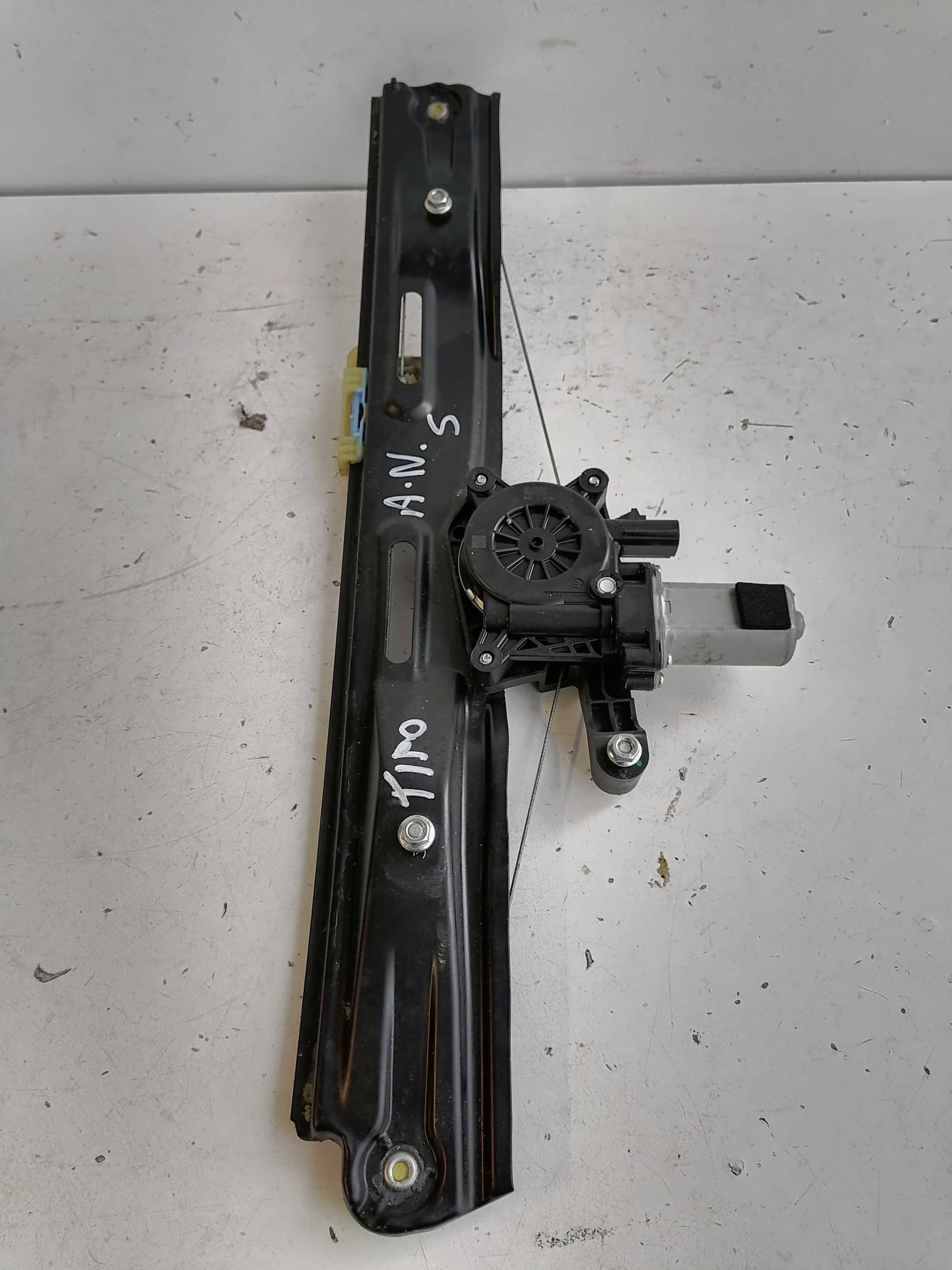 Alzacristallo elettr. porta ant. con motorino sx. Alzacristallo elettr. porta ant. con motorino sx.