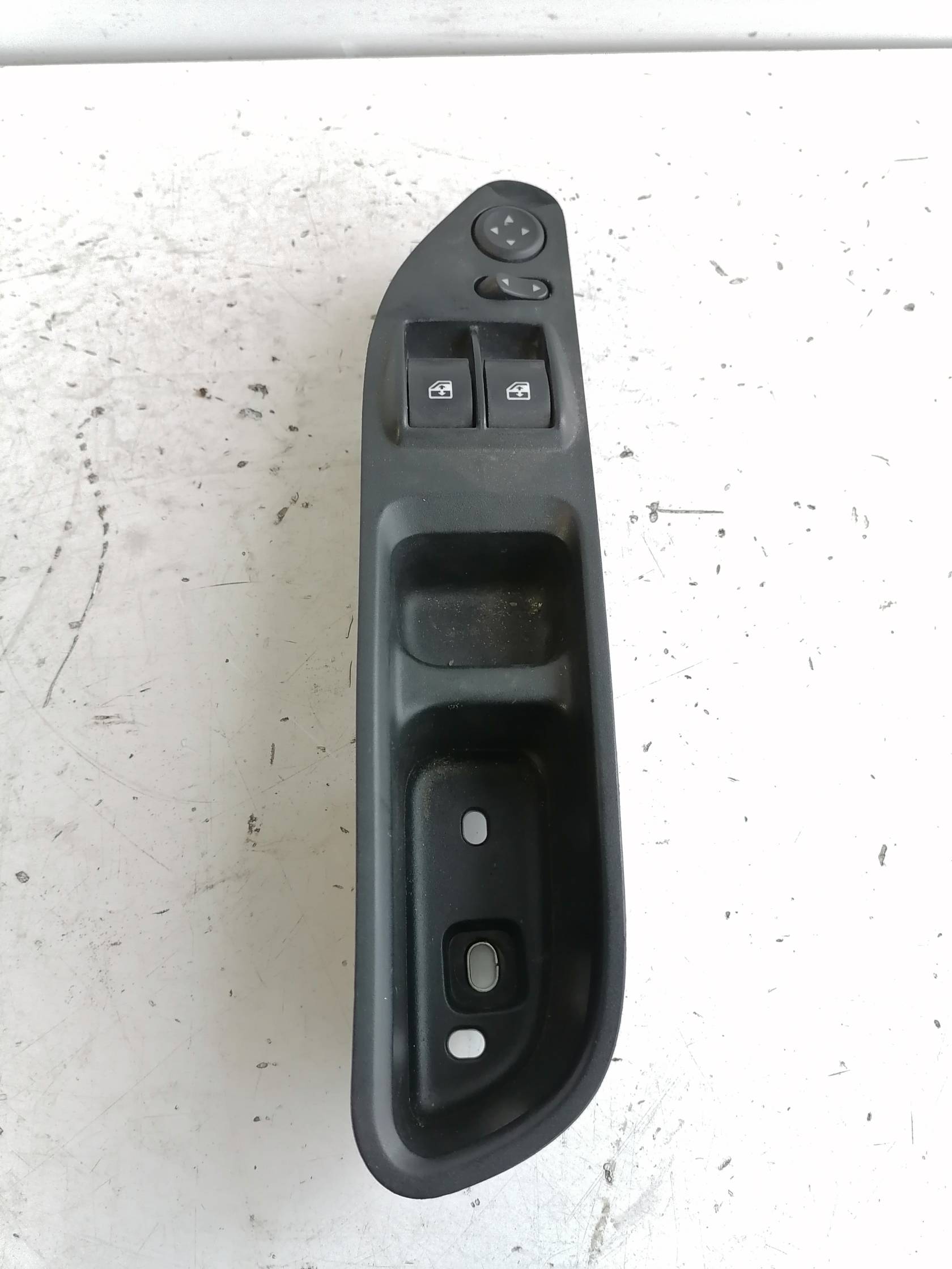 Blocco comandi alzacristalli e retrovisori est. Blocco comandi alzacristalli e retrovisori est.