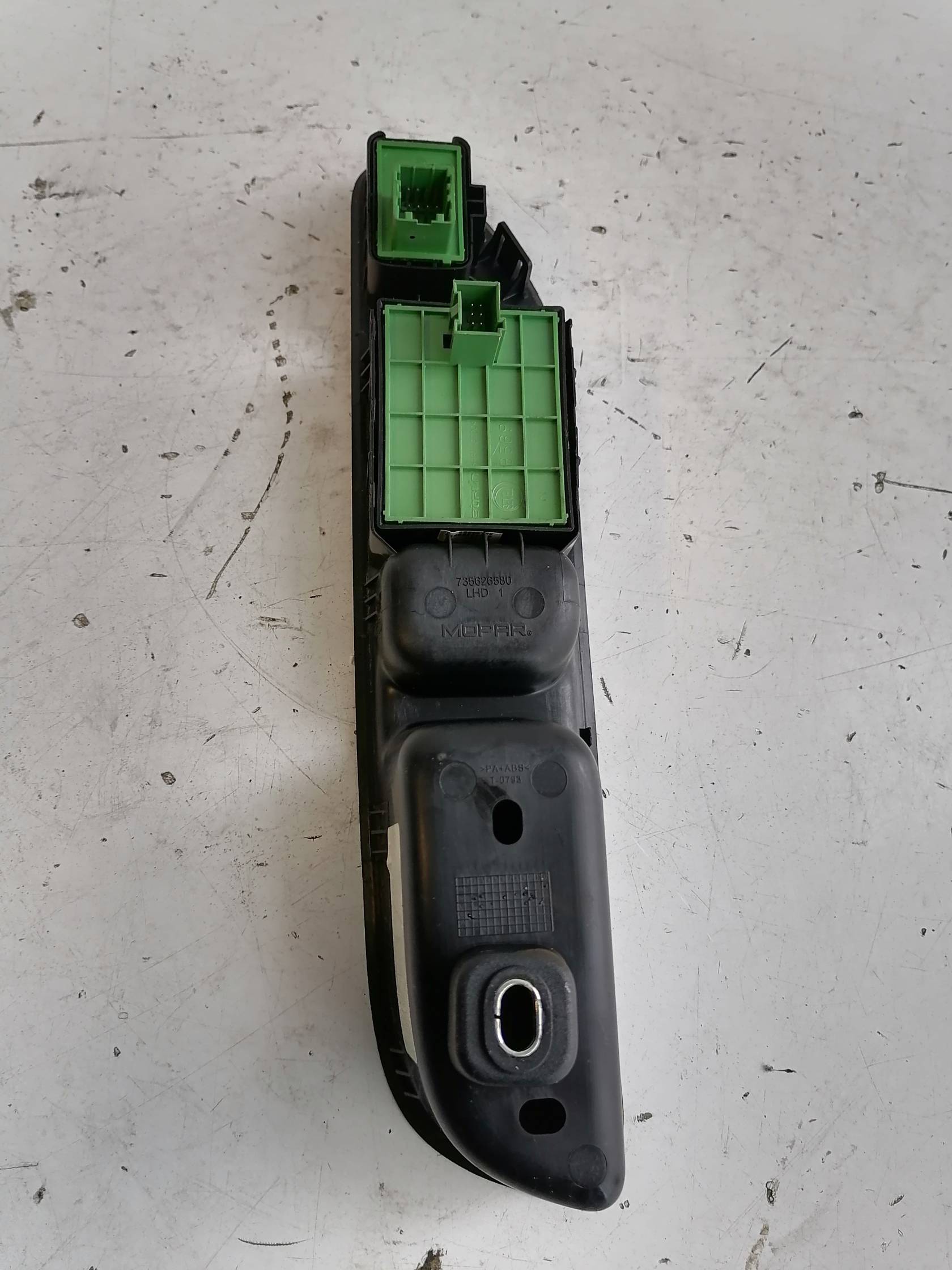 Blocco comandi alzacristalli e retrovisori est. Blocco comandi alzacristalli e retrovisori est.