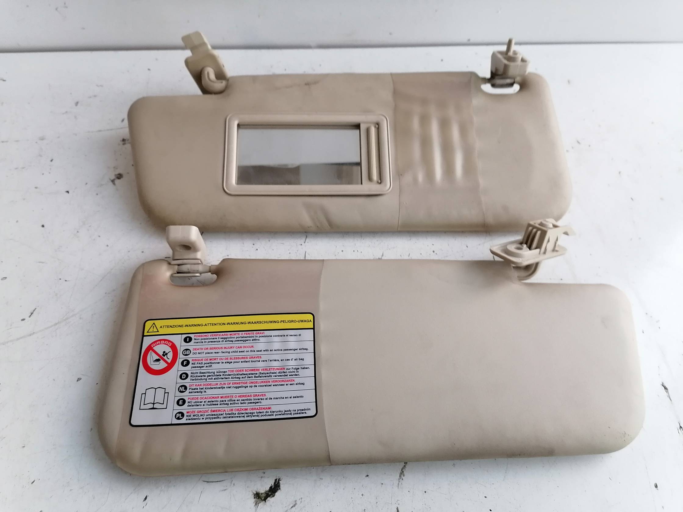 Aletta parasole parabrezza dx.