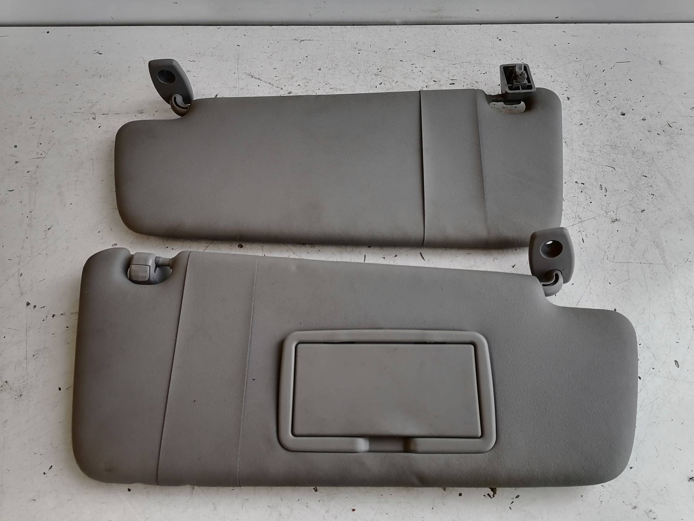 Aletta parasole parabrezza sx.