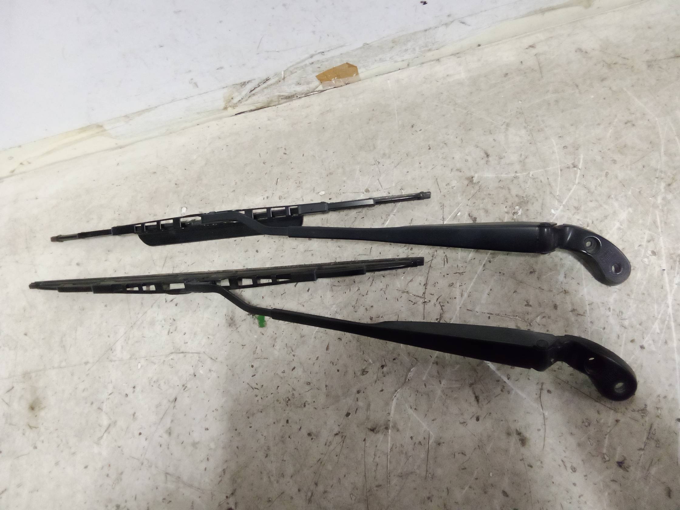 Braccio tergiparabrezza sx.