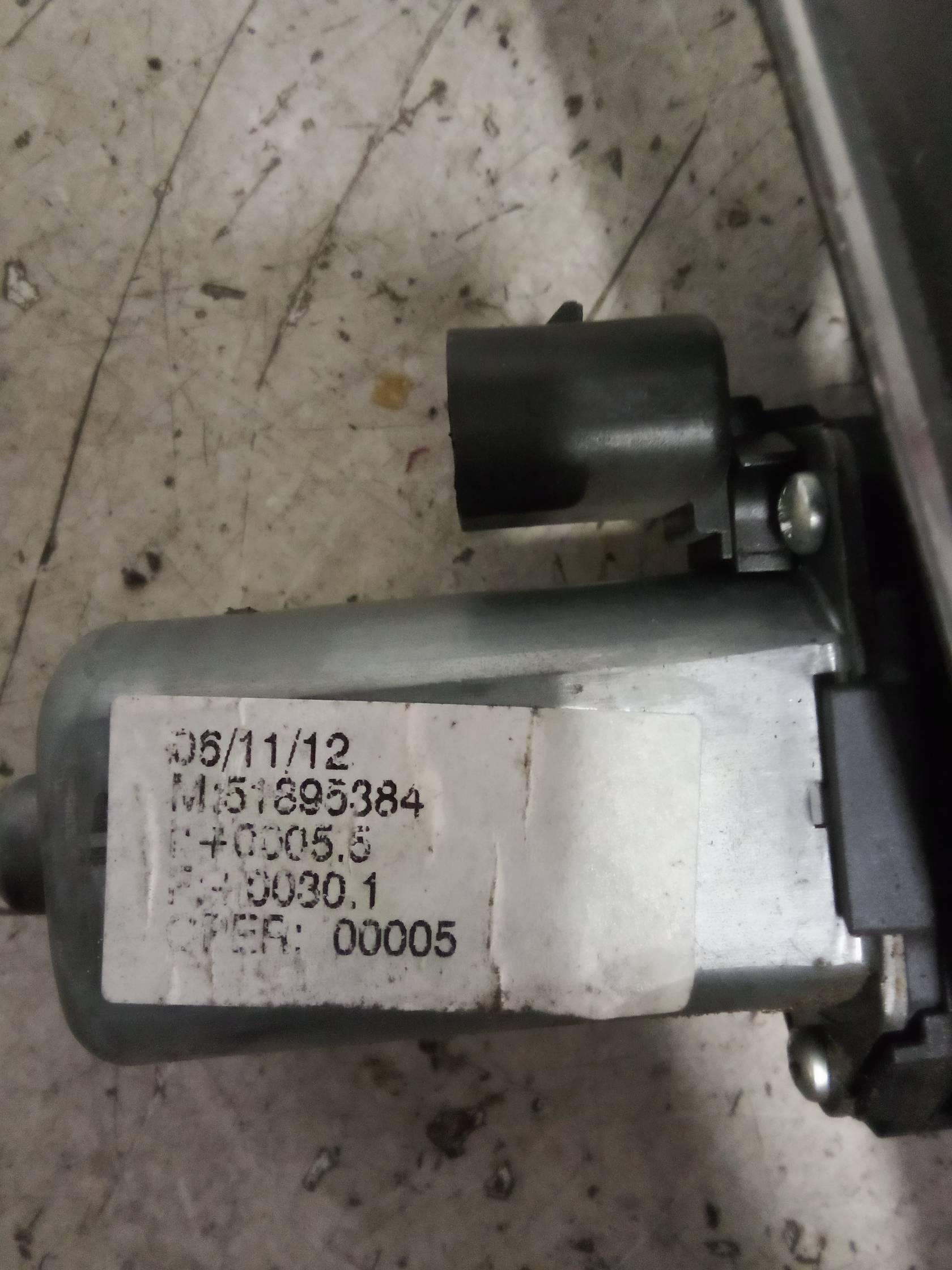 Alzacristallo elettr. porta ant. dx.