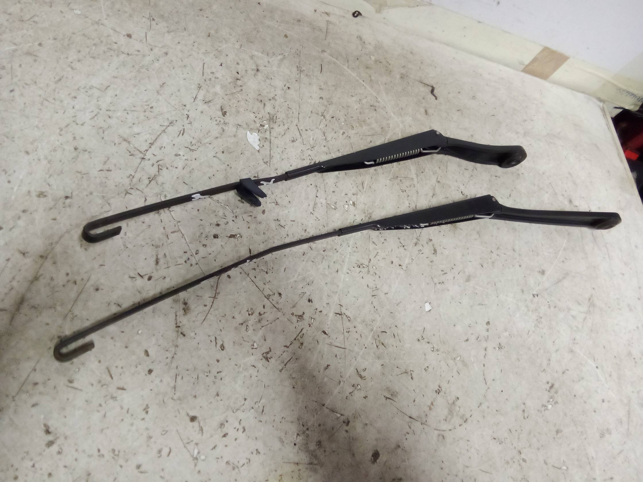 Braccio tergiparabrezza sx.