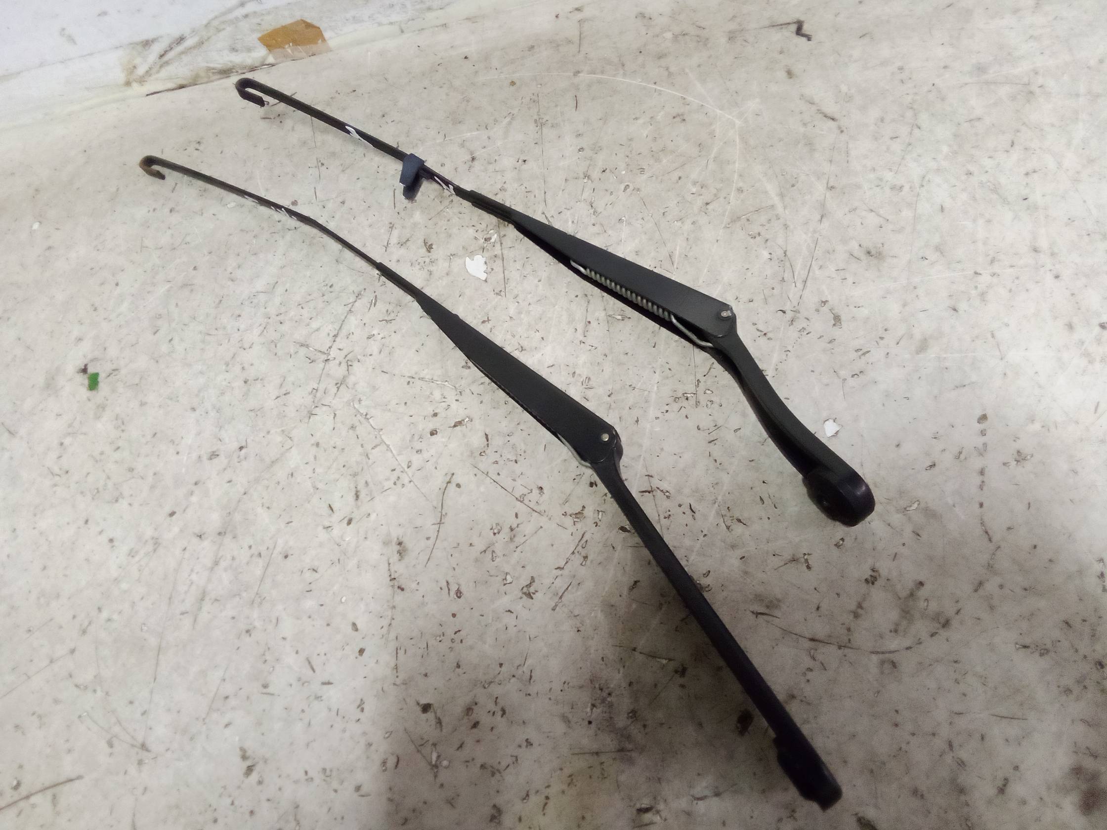 Braccio tergiparabrezza sx.