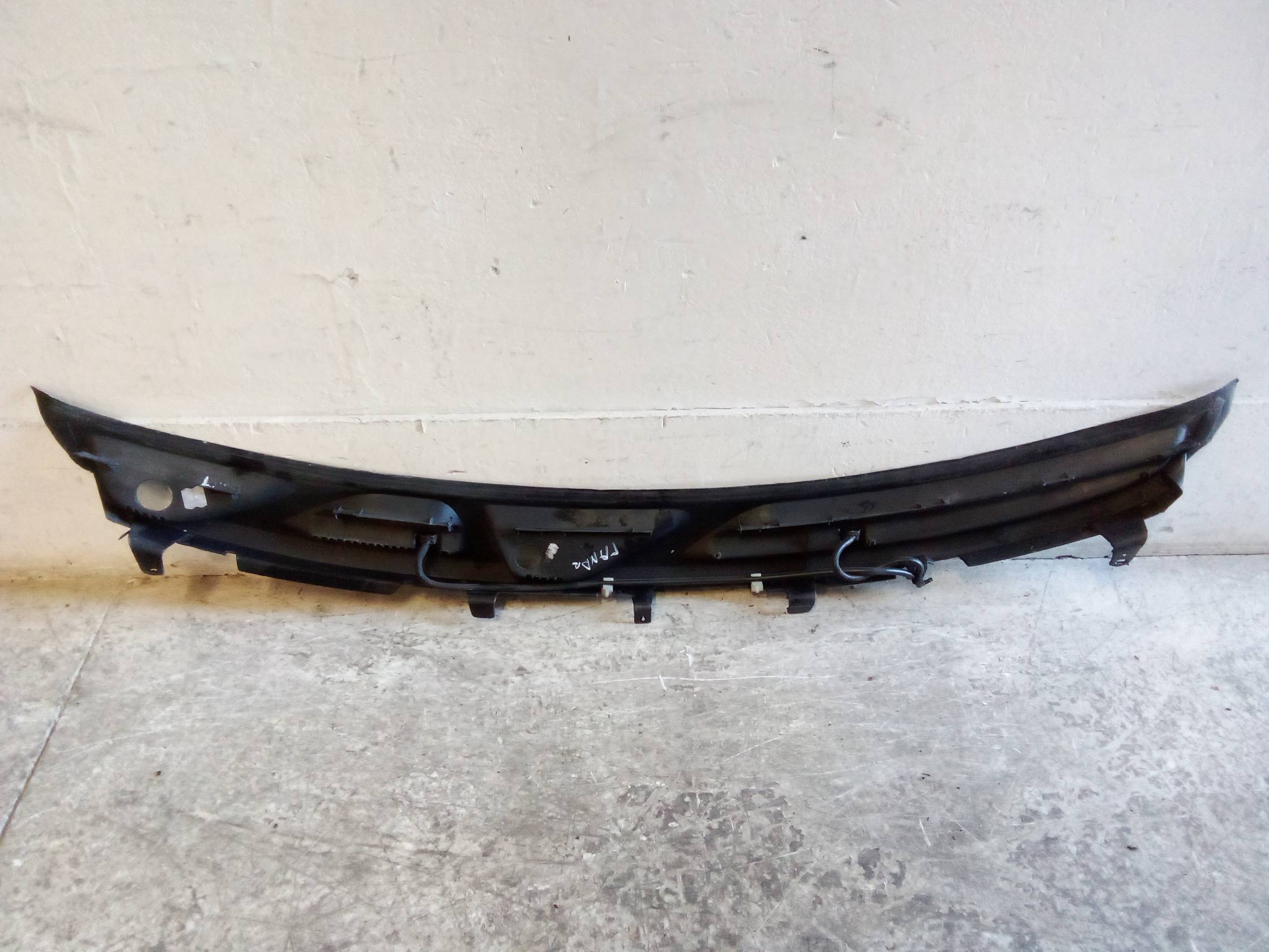 Griglia centr. sottoparabrezza Griglia centr. sottoparabrezza