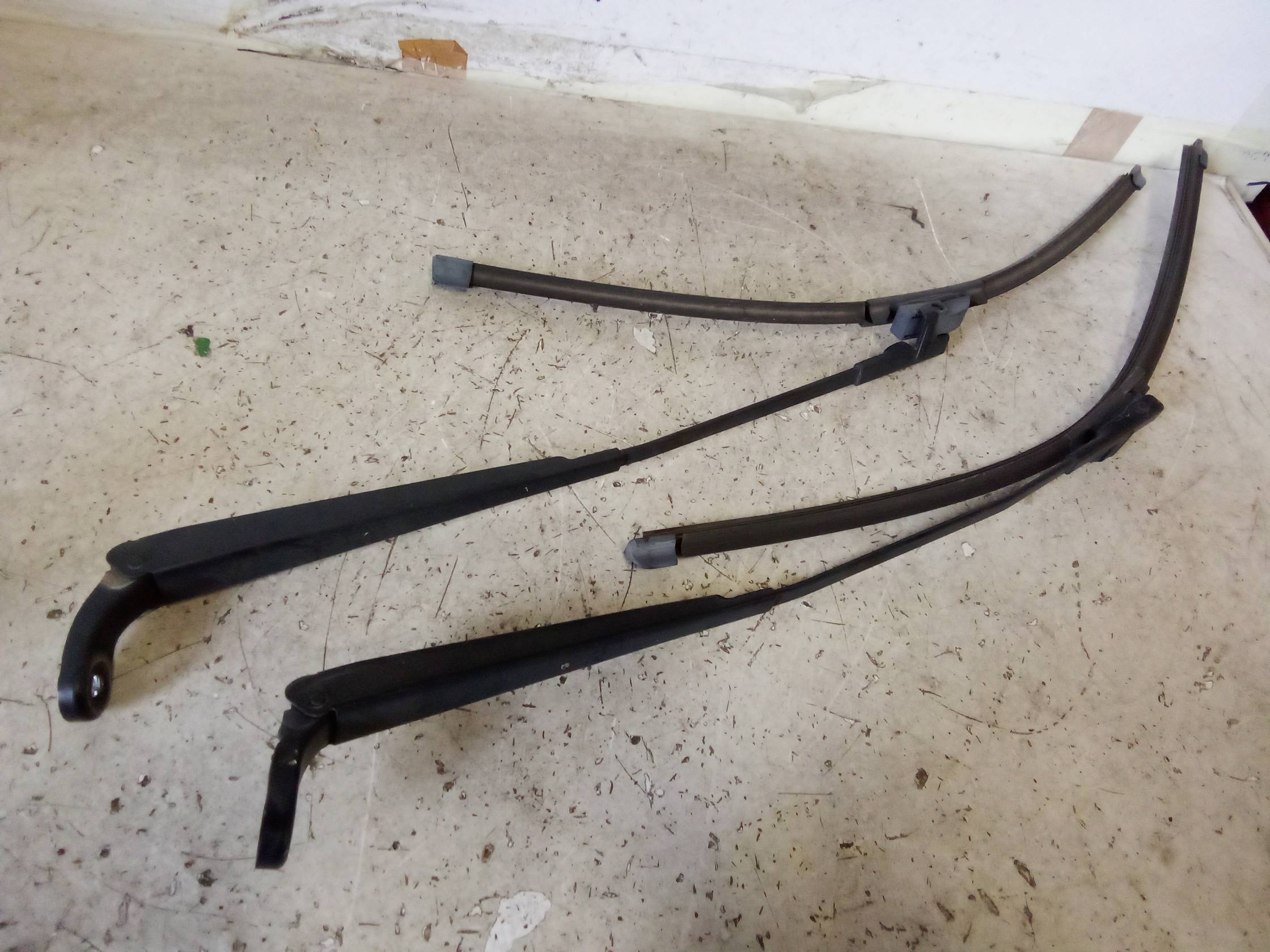 Braccio tergiparabrezza sx.