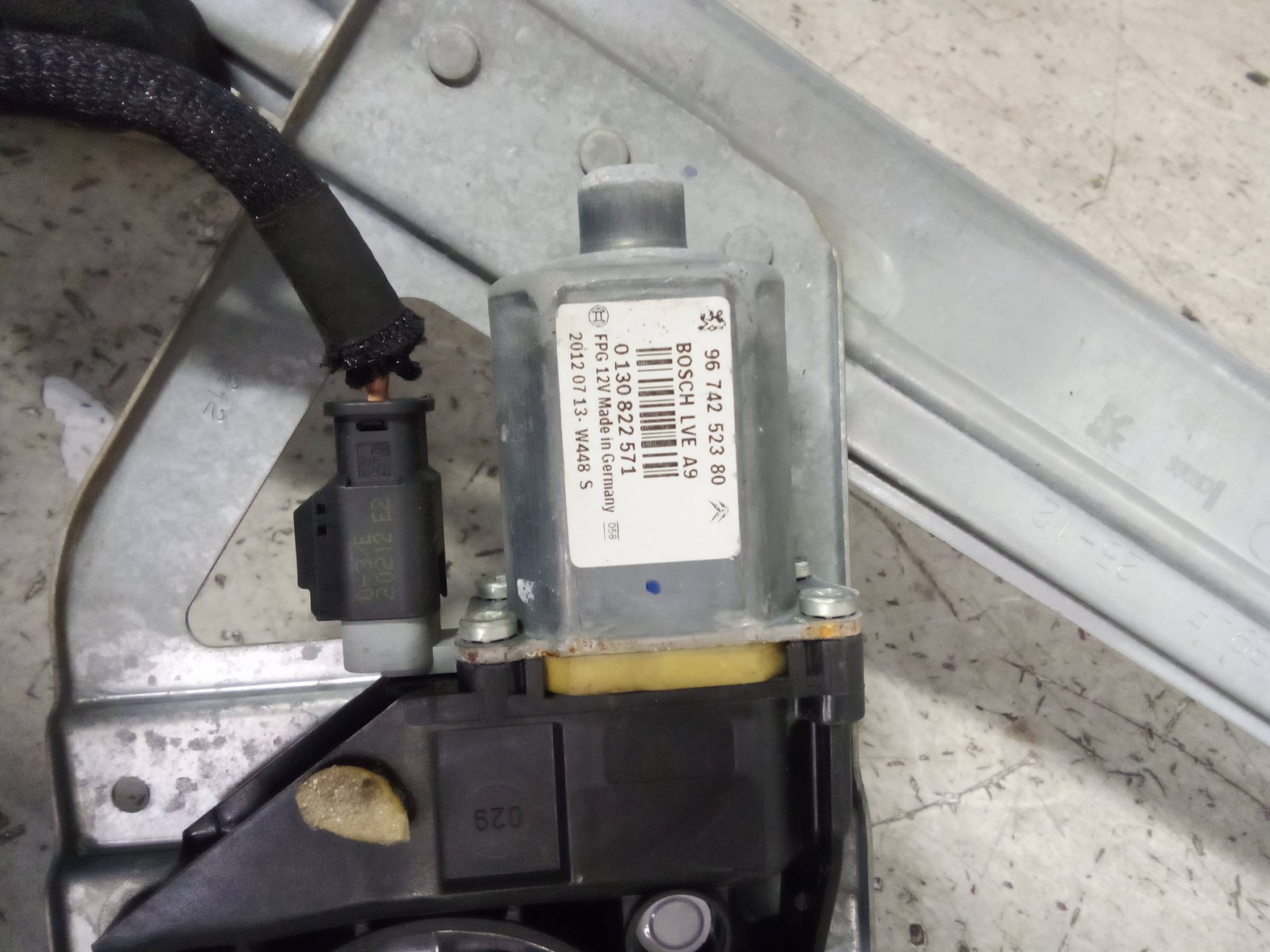 Alzacristallo elettr. porta ant. con motorino sx.