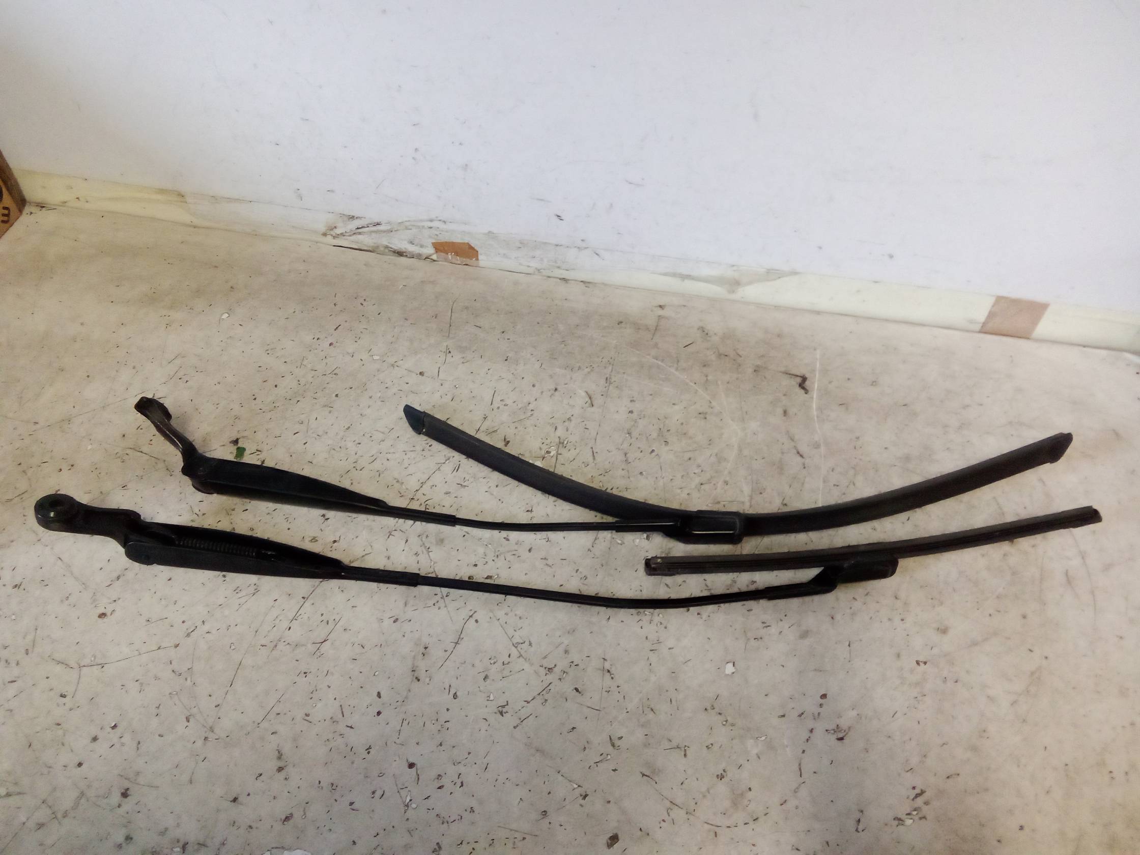 Braccio tergiparabrezza sx. Braccio tergiparabrezza sx.