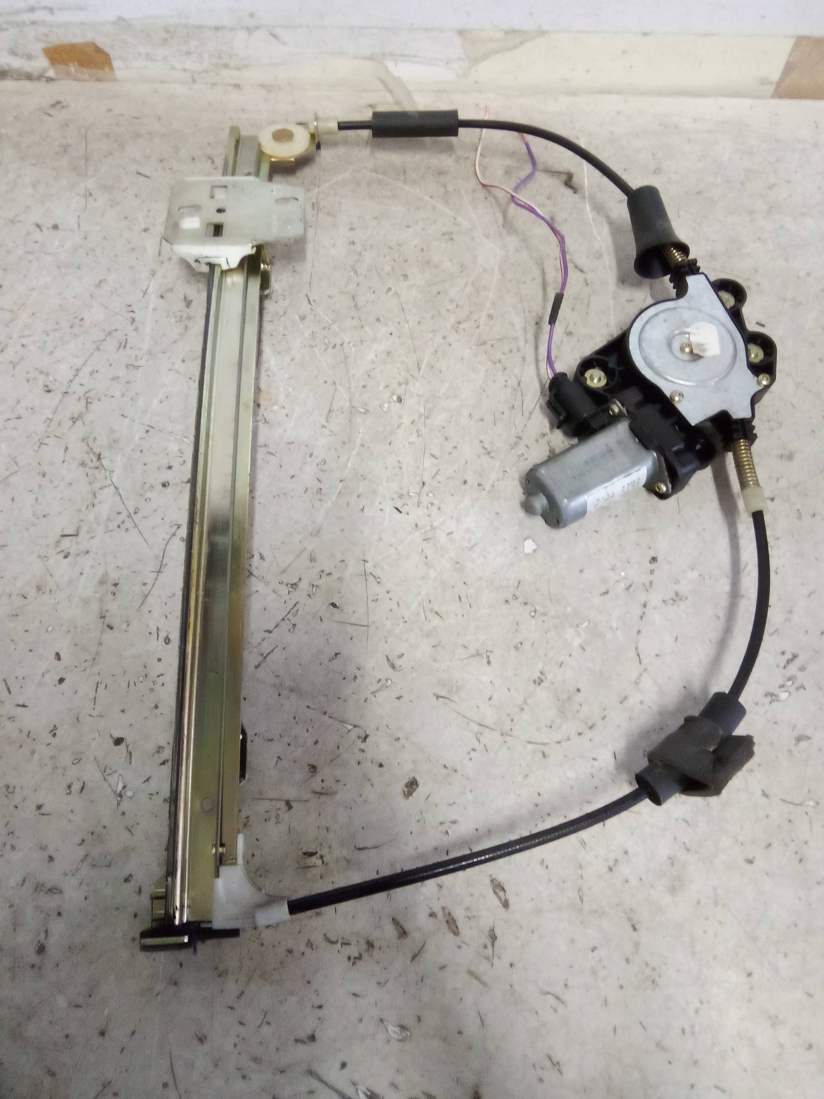 Alzacristallo elettr. porta ant. con motorino sx. Alzacristallo elettr. porta ant. con motorino sx.