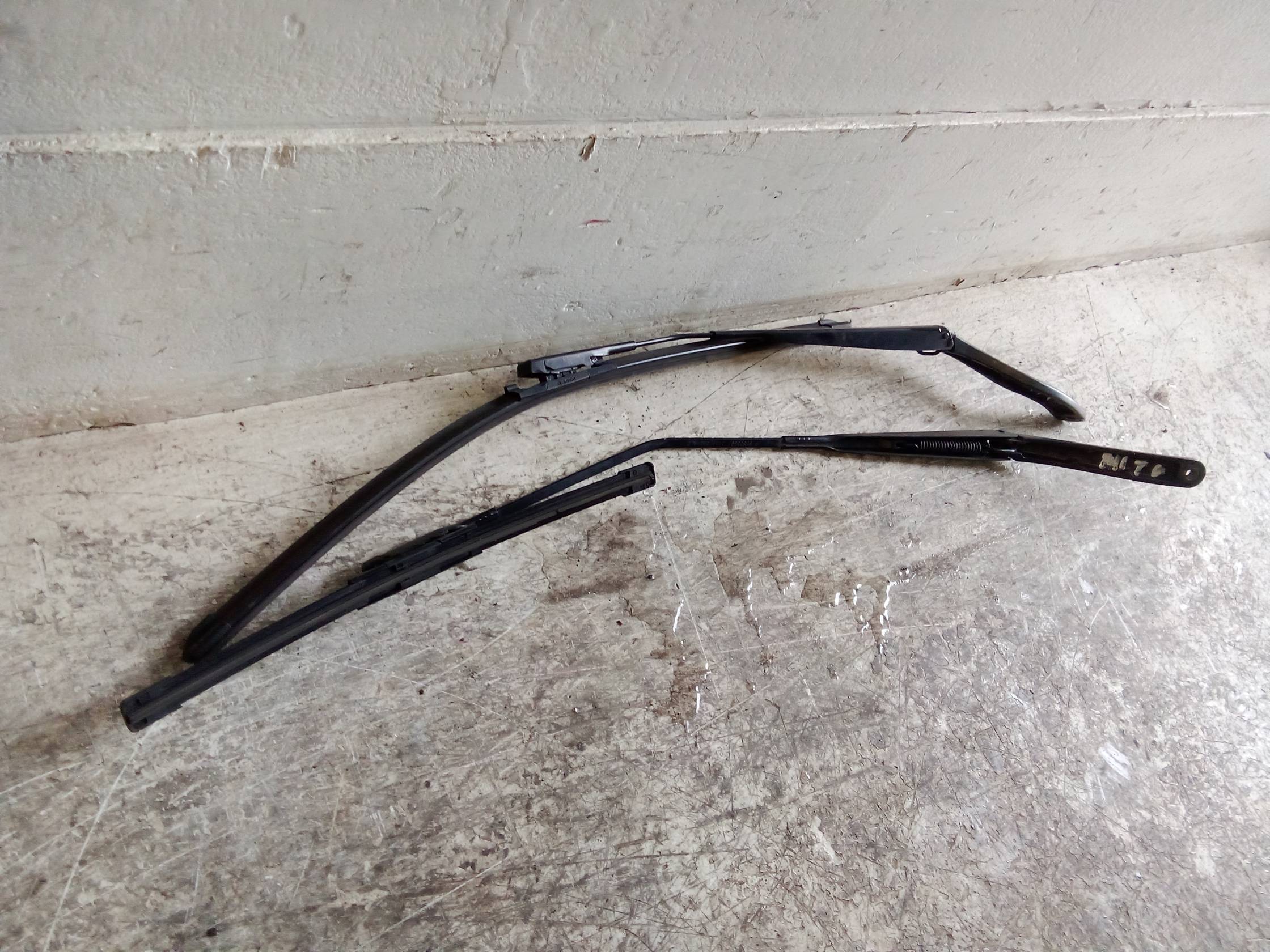 Braccio tergiparabrezza sx.