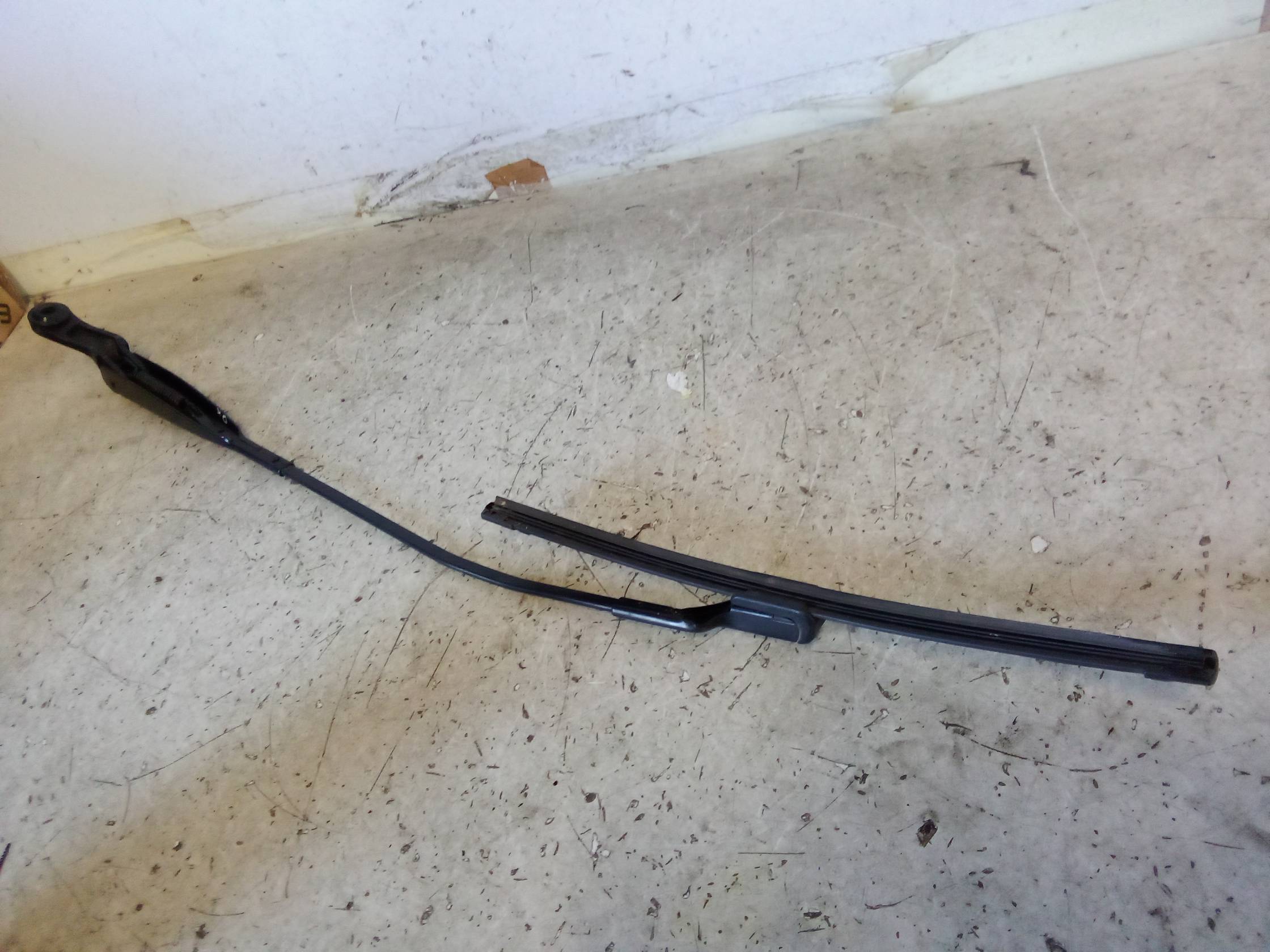 Braccio tergiparabrezza dx.