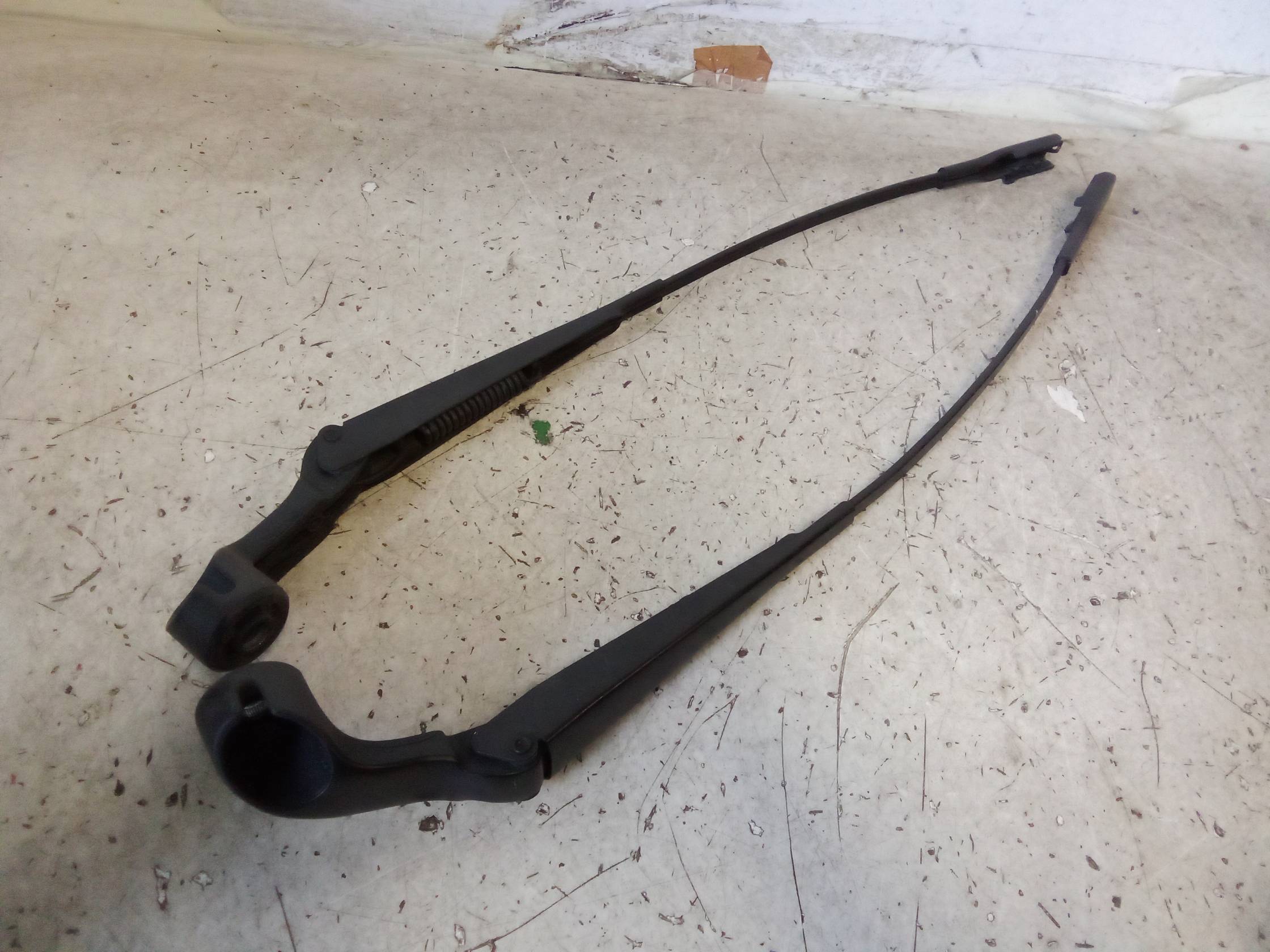 Braccio tergiparabrezza sx.