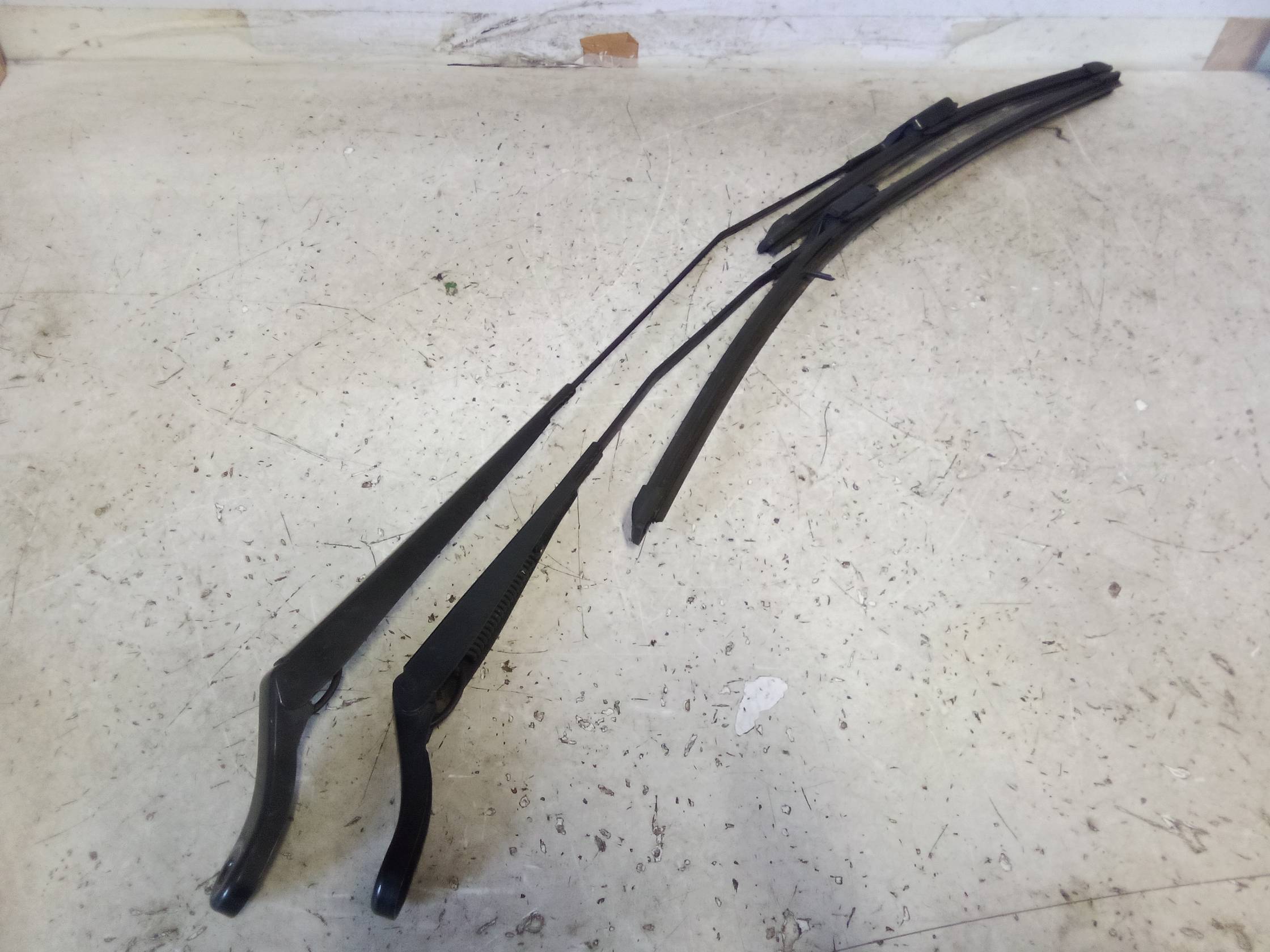 Braccio tergiparabrezza sx.