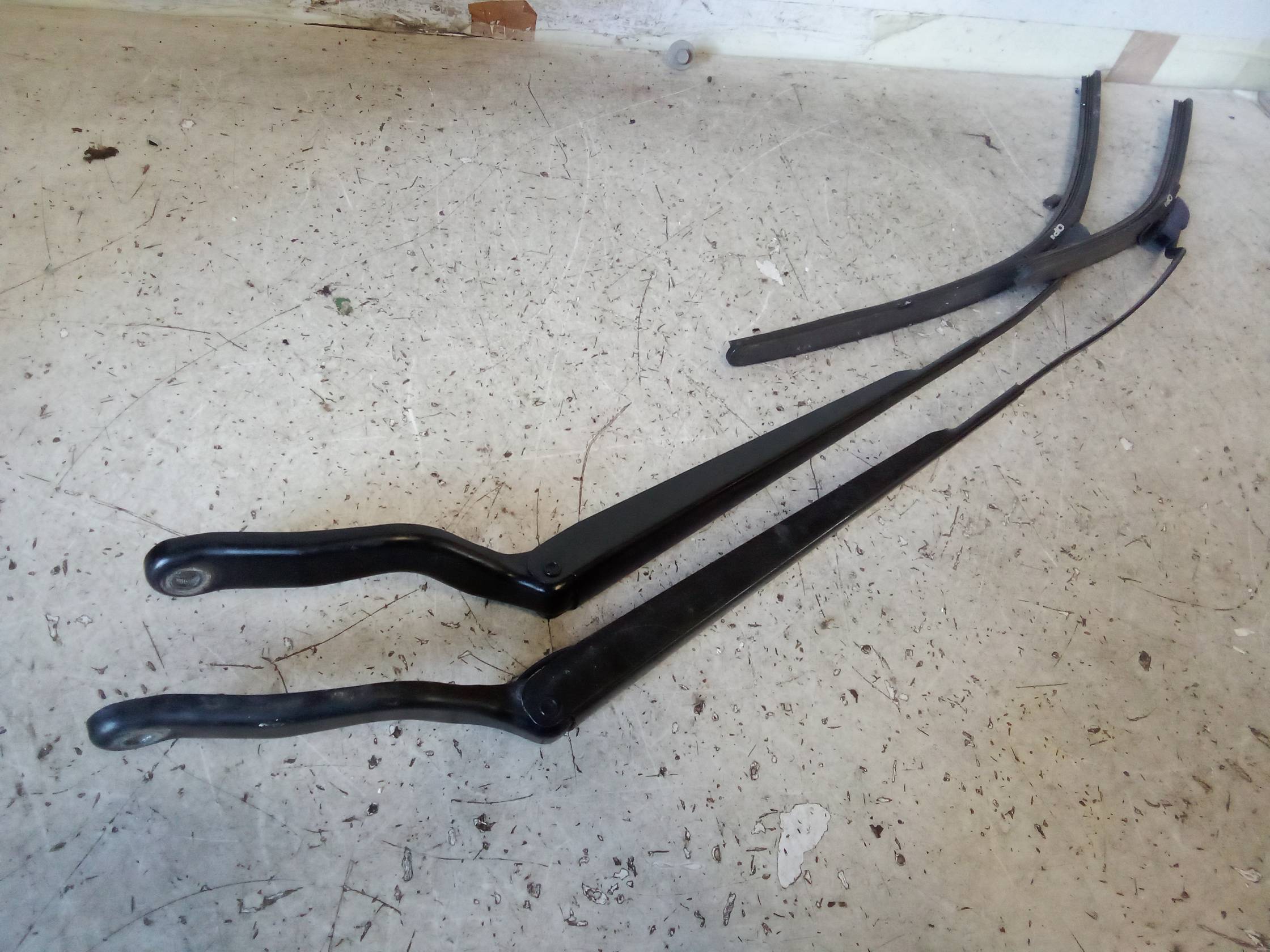 Braccio tergiparabrezza sx. Braccio tergiparabrezza sx.