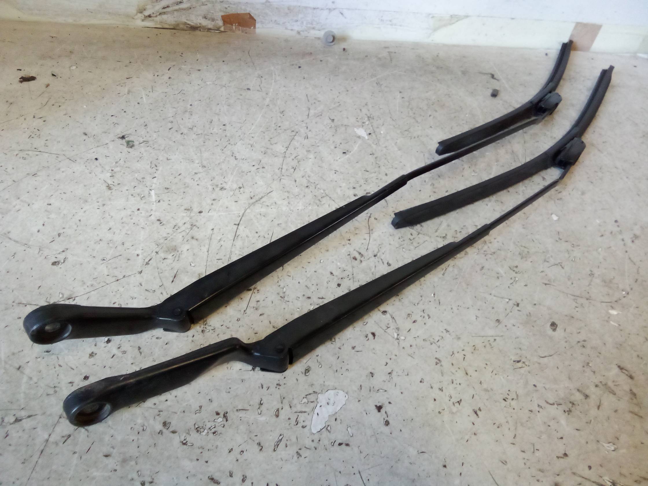 Braccio tergiparabrezza sx.