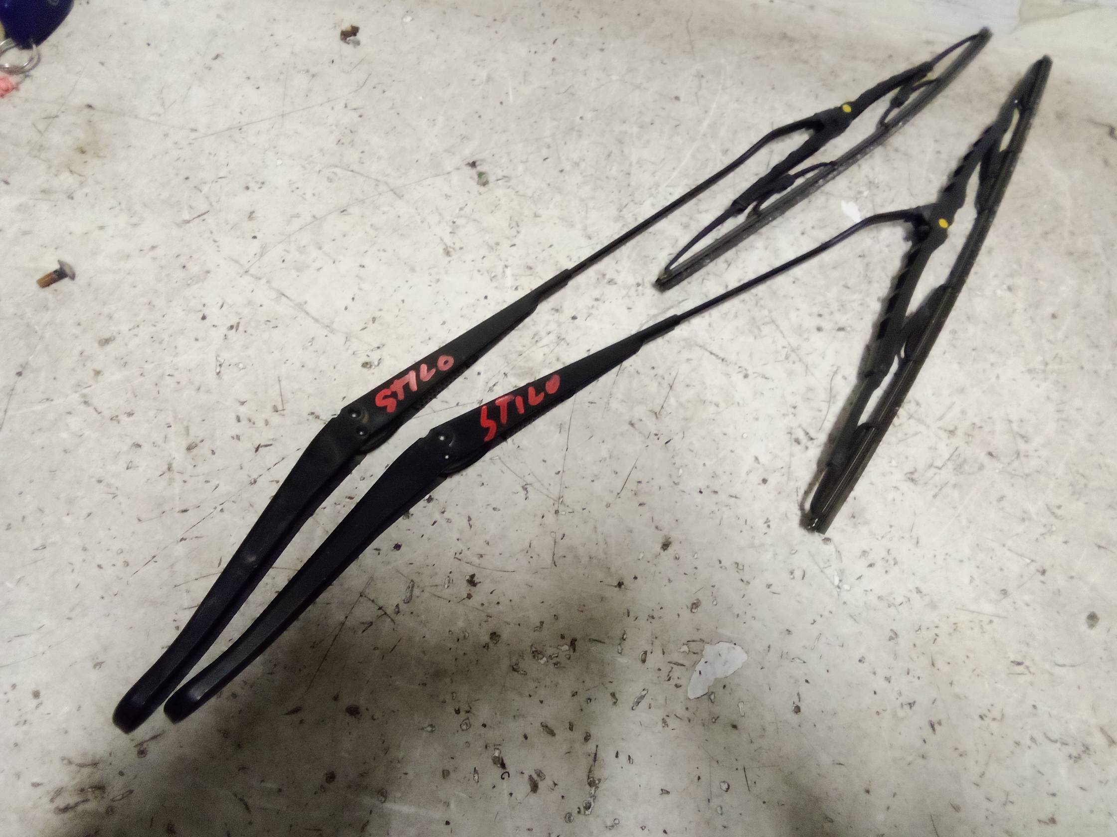 Braccio tergiparabrezza sx.