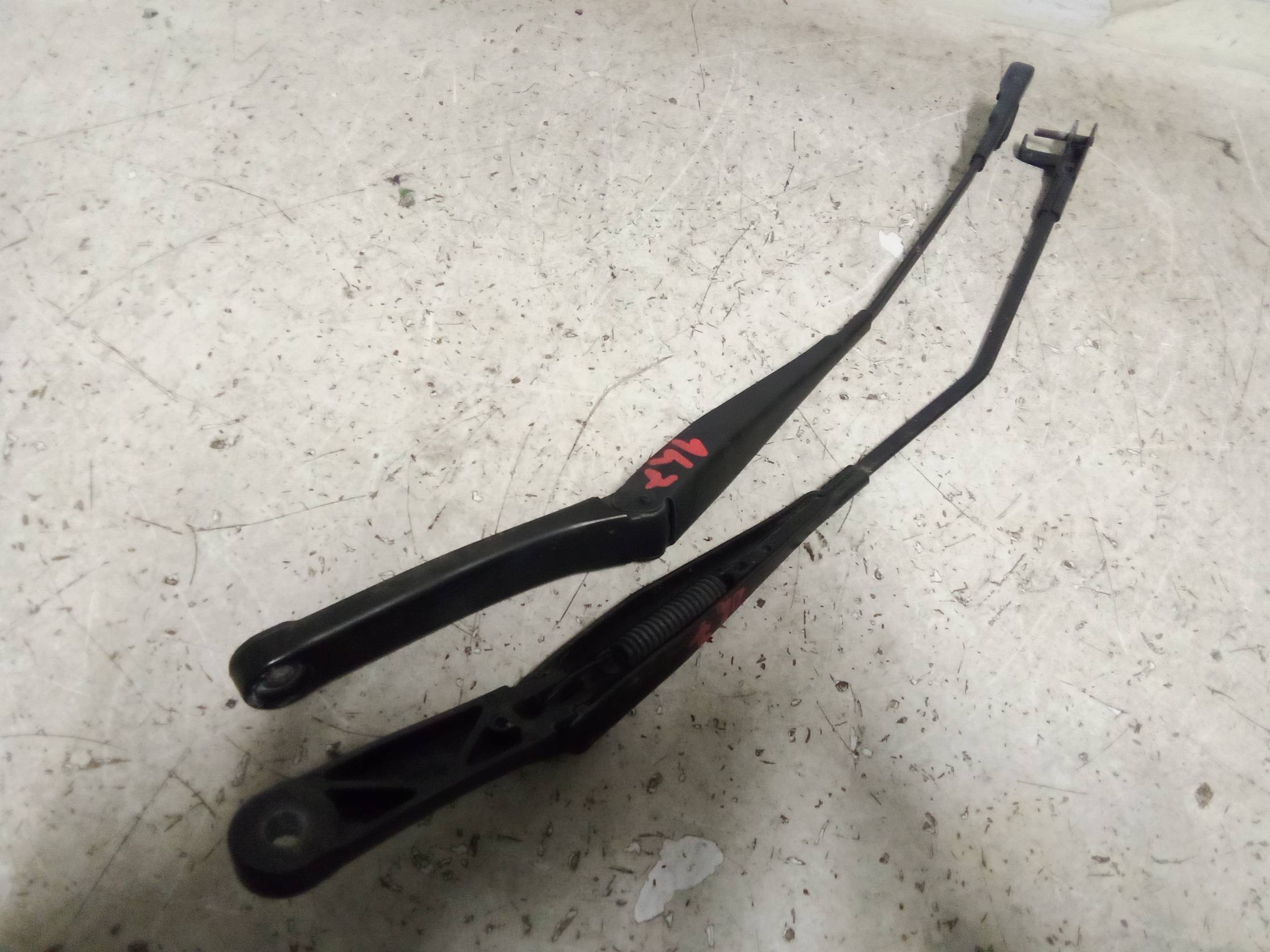 Braccio tergiparabrezza sx.