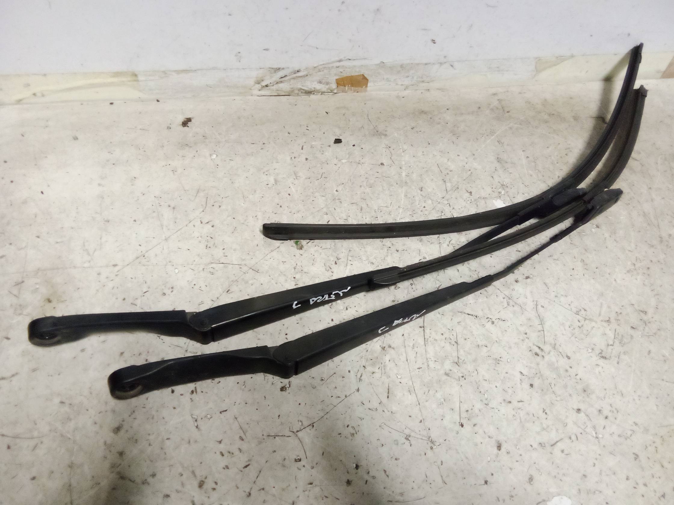 Braccio tergiparabrezza sx.