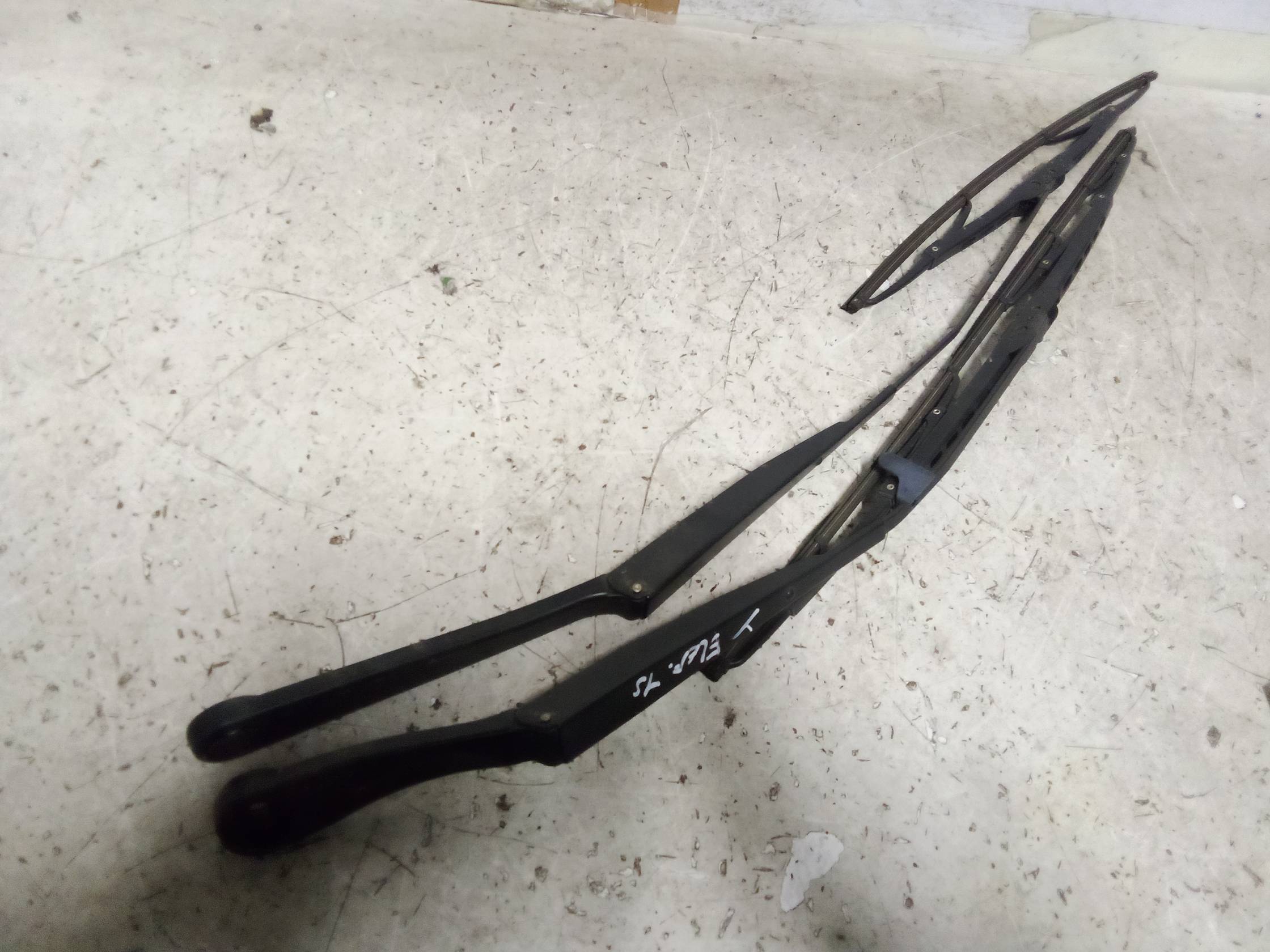 Braccio tergiparabrezza sx.