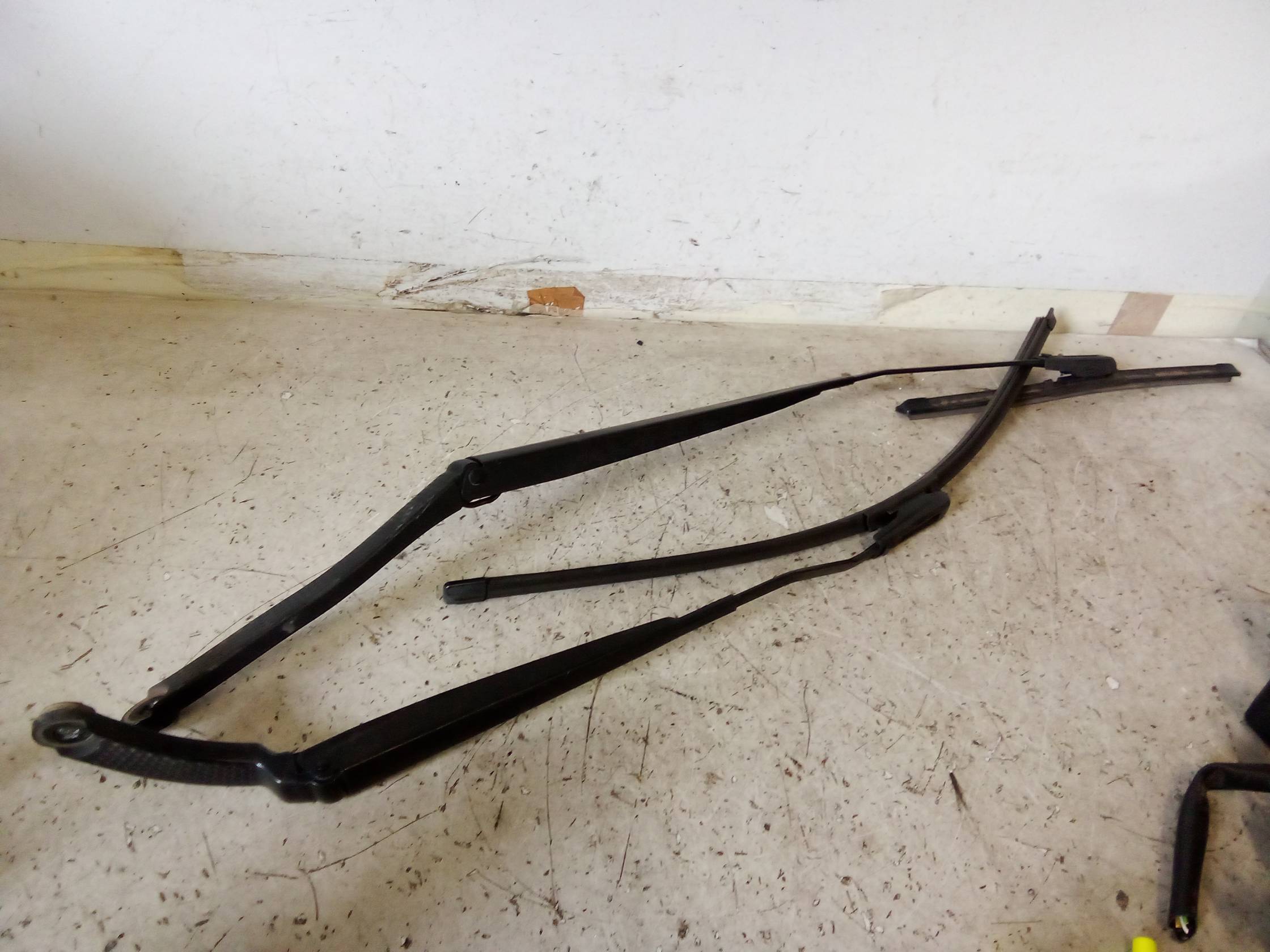 Braccio tergiparabrezza sx.