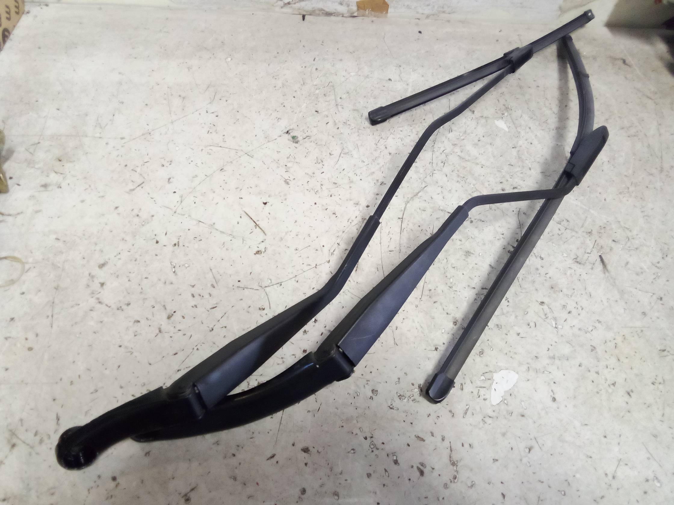 Braccio tergiparabrezza sx.