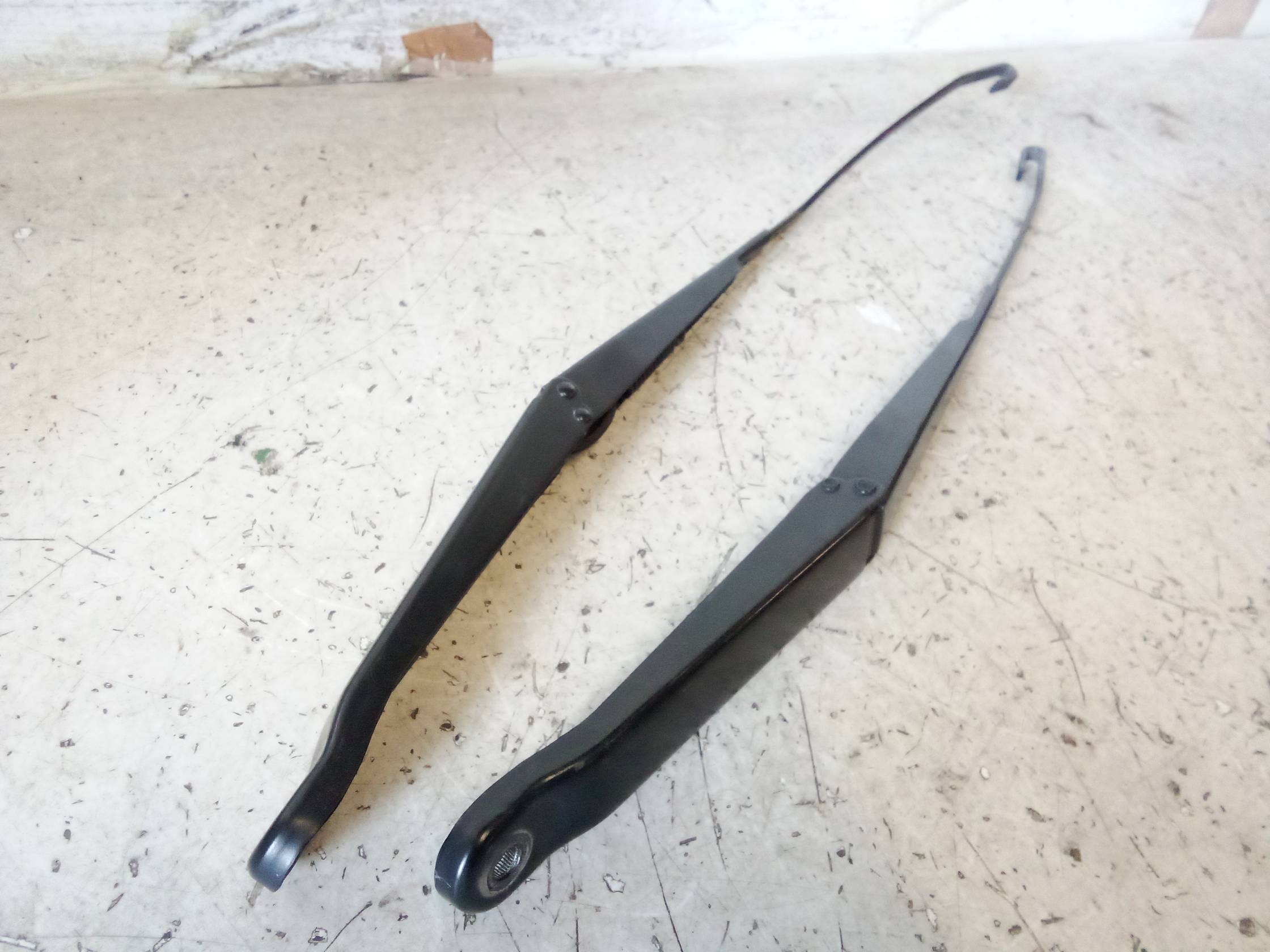 Braccio tergiparabrezza sx.