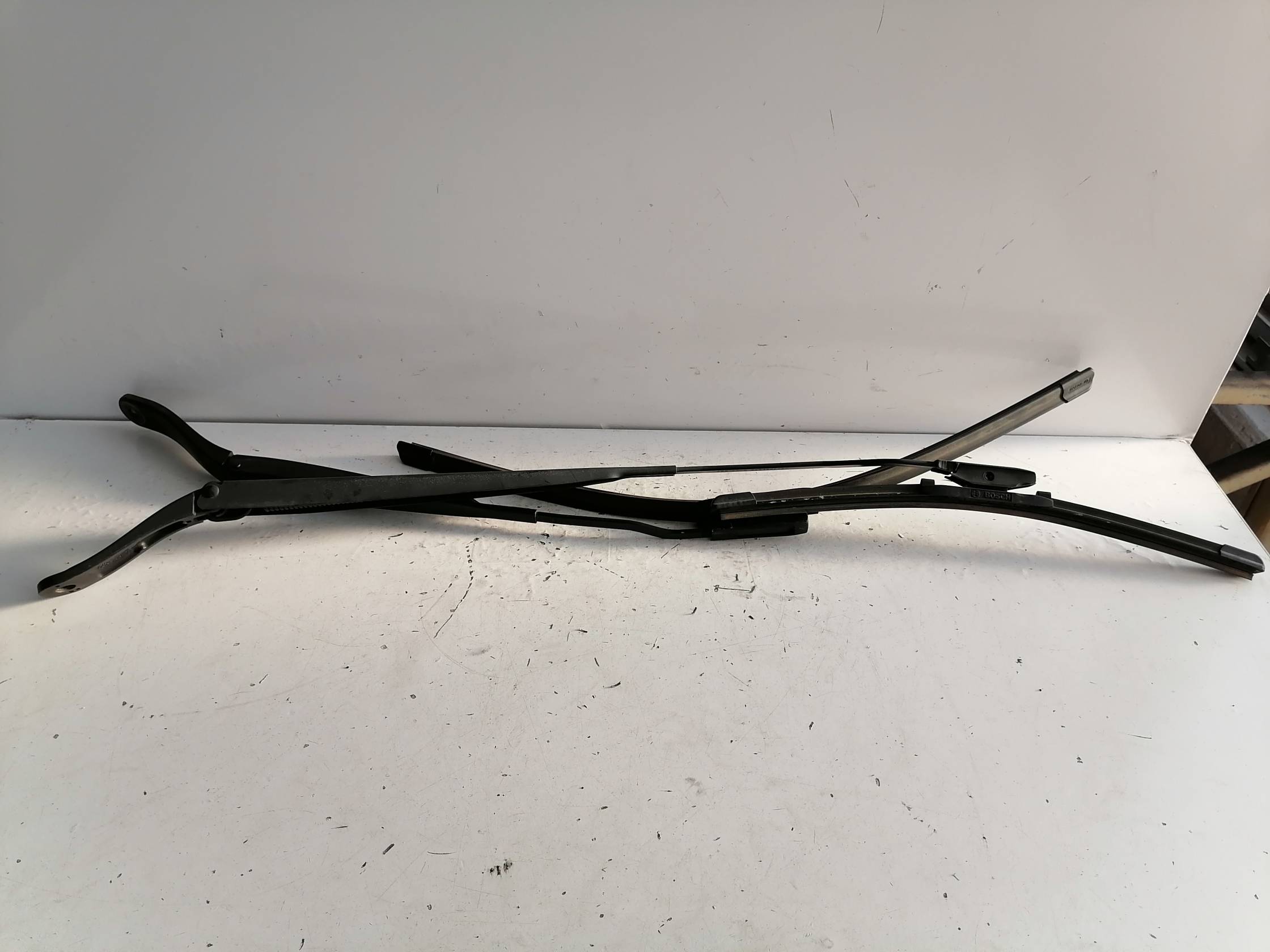 Braccio tergiparabrezza sx.