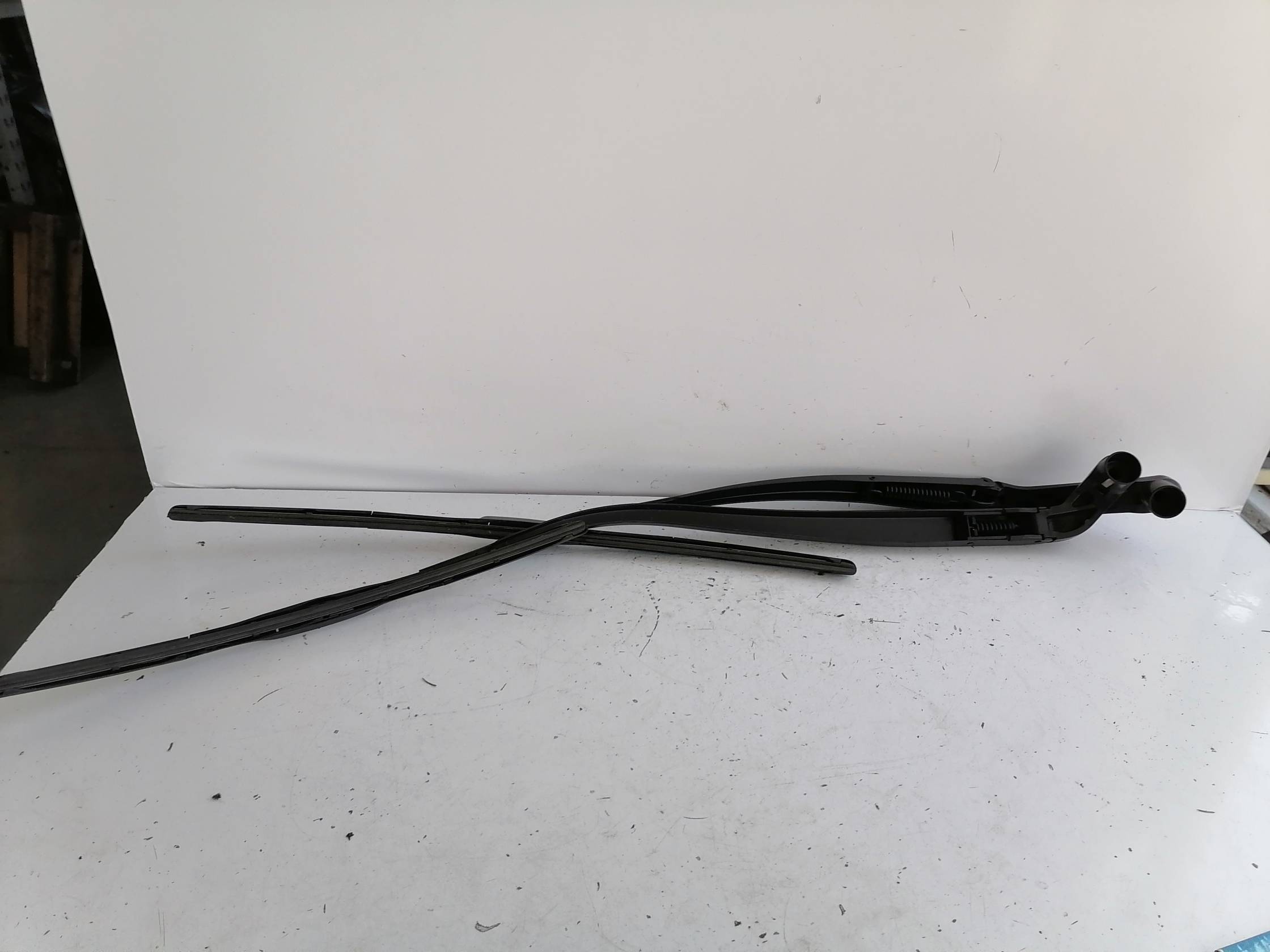 Braccio tergiparabrezza sx.