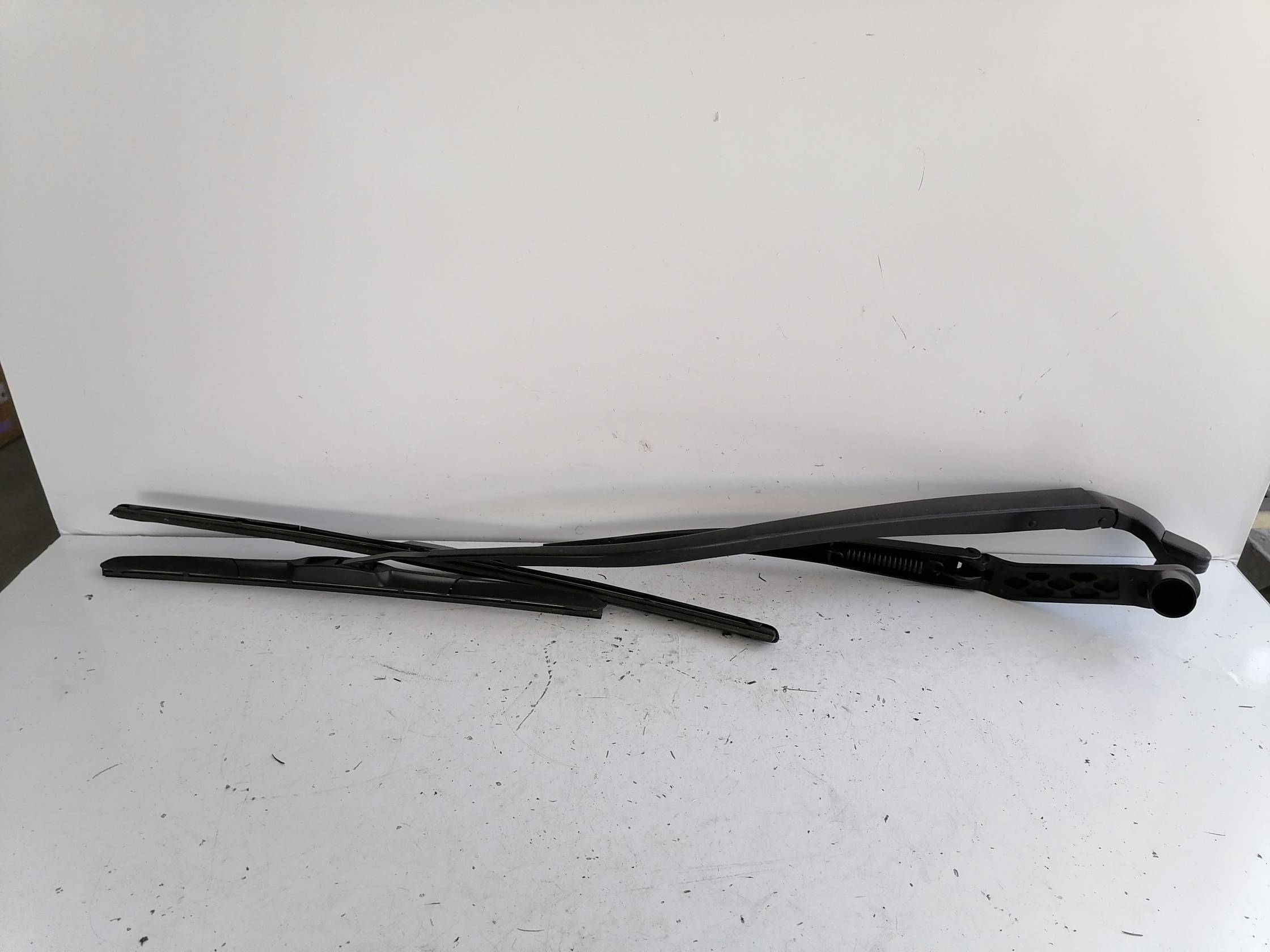 Braccio tergiparabrezza sx.