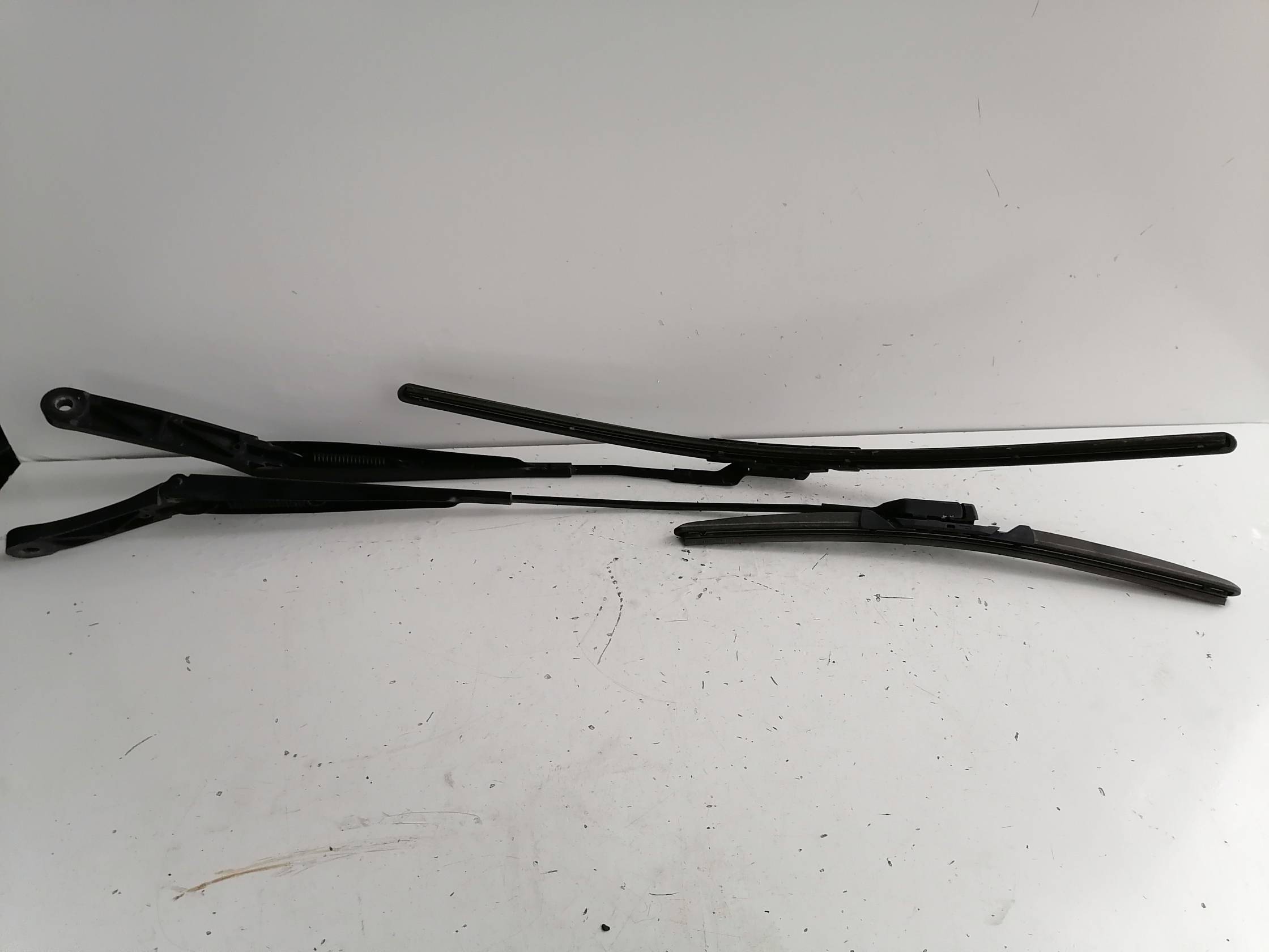 Braccio tergiparabrezza sx.