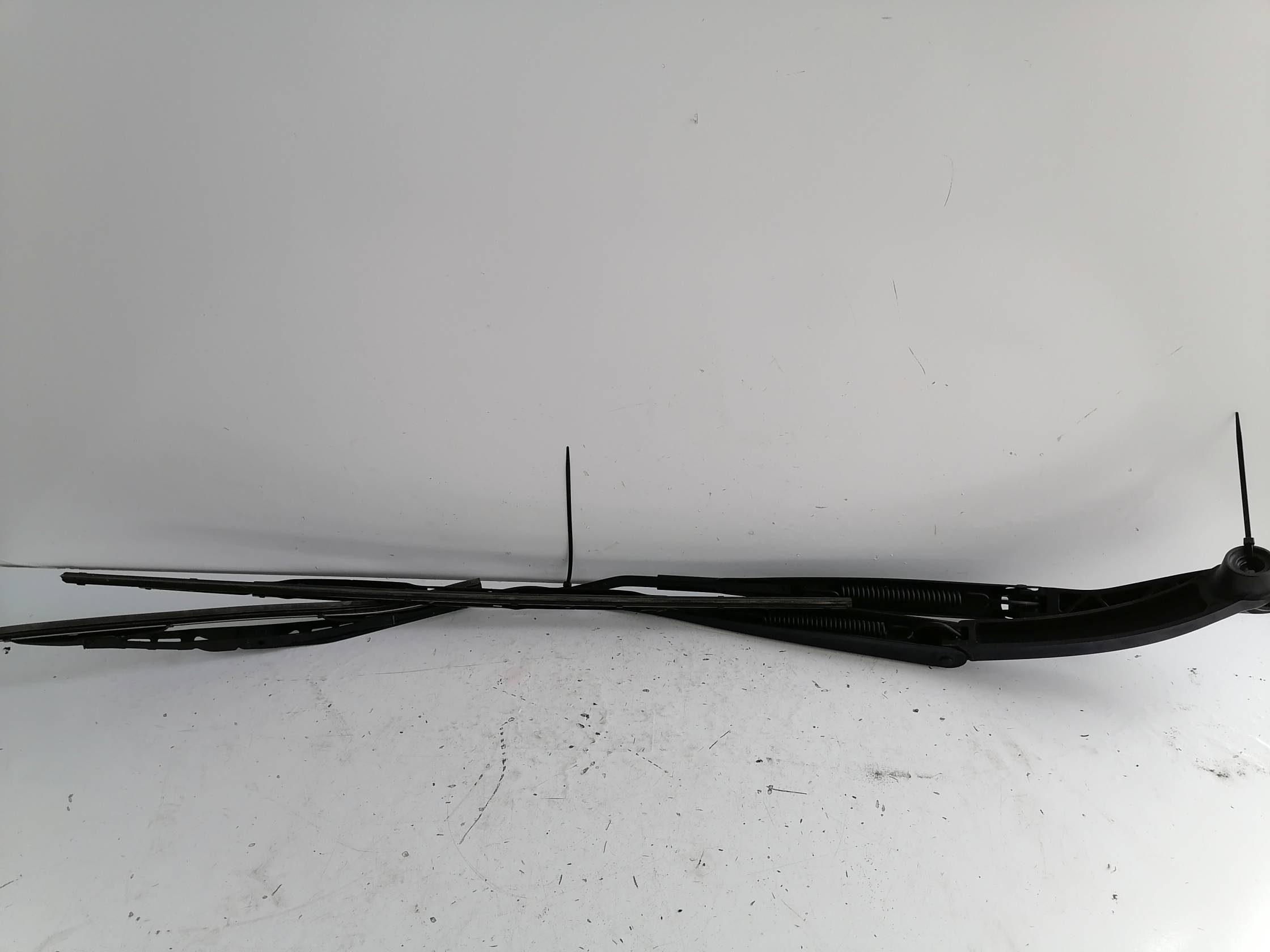 Braccio tergiparabrezza sx.