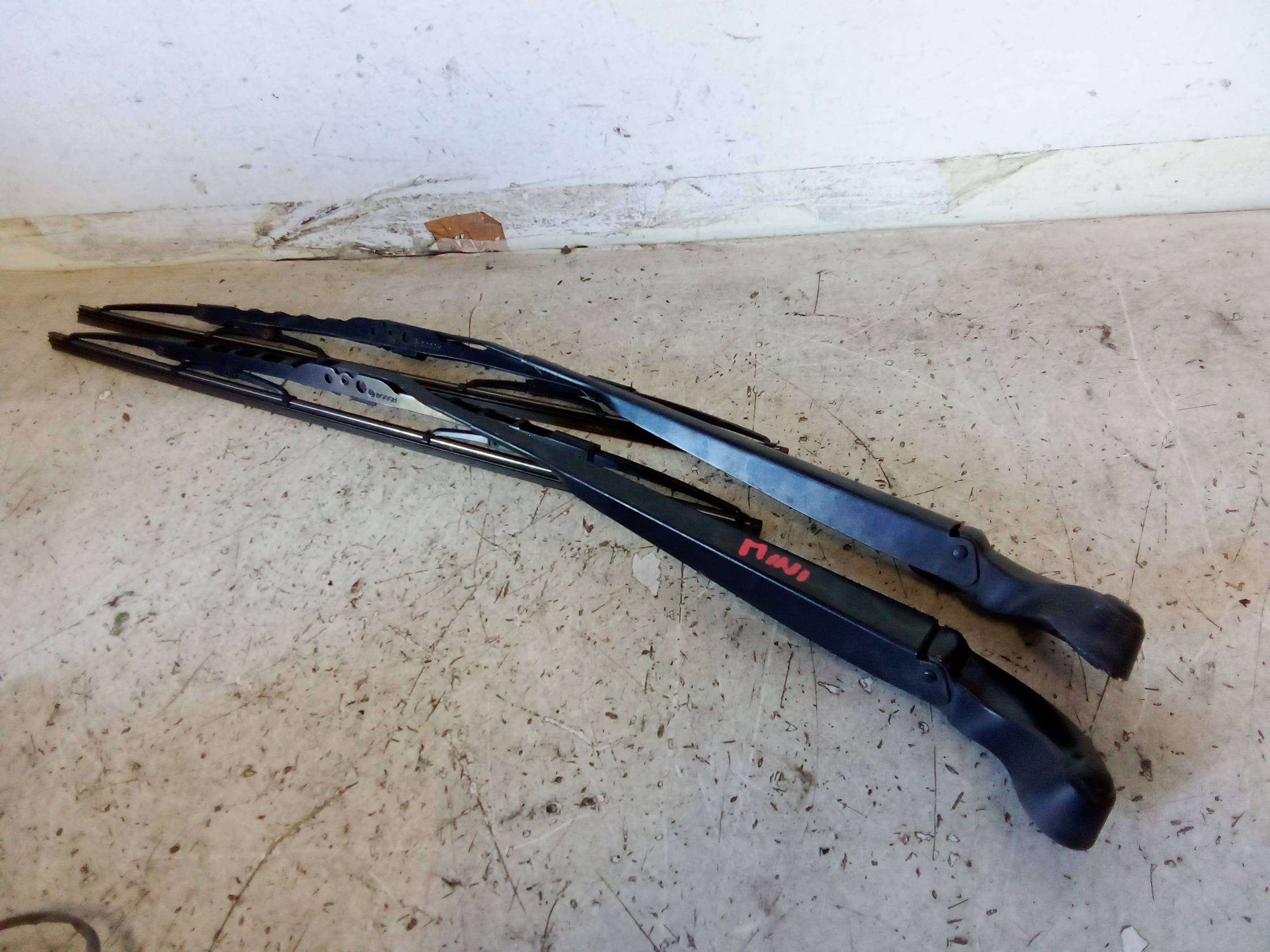 Braccio tergiparabrezza sx.