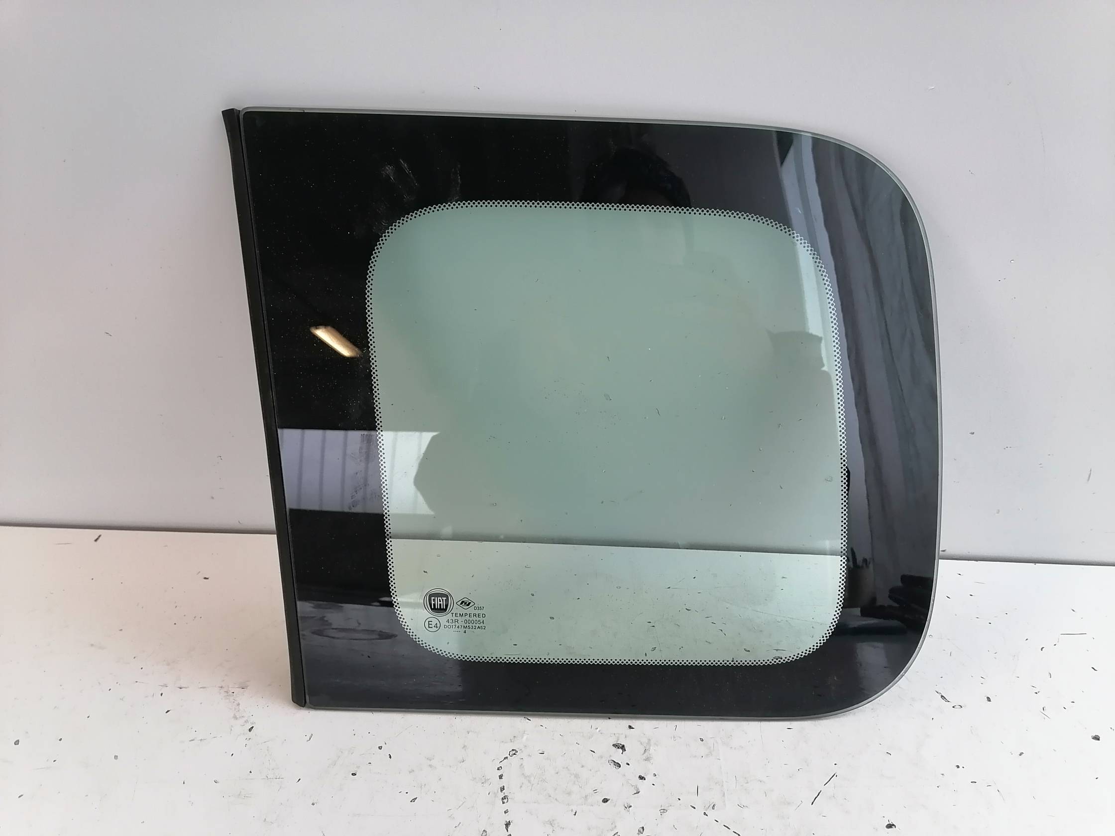 Fisso parafango post. sx.