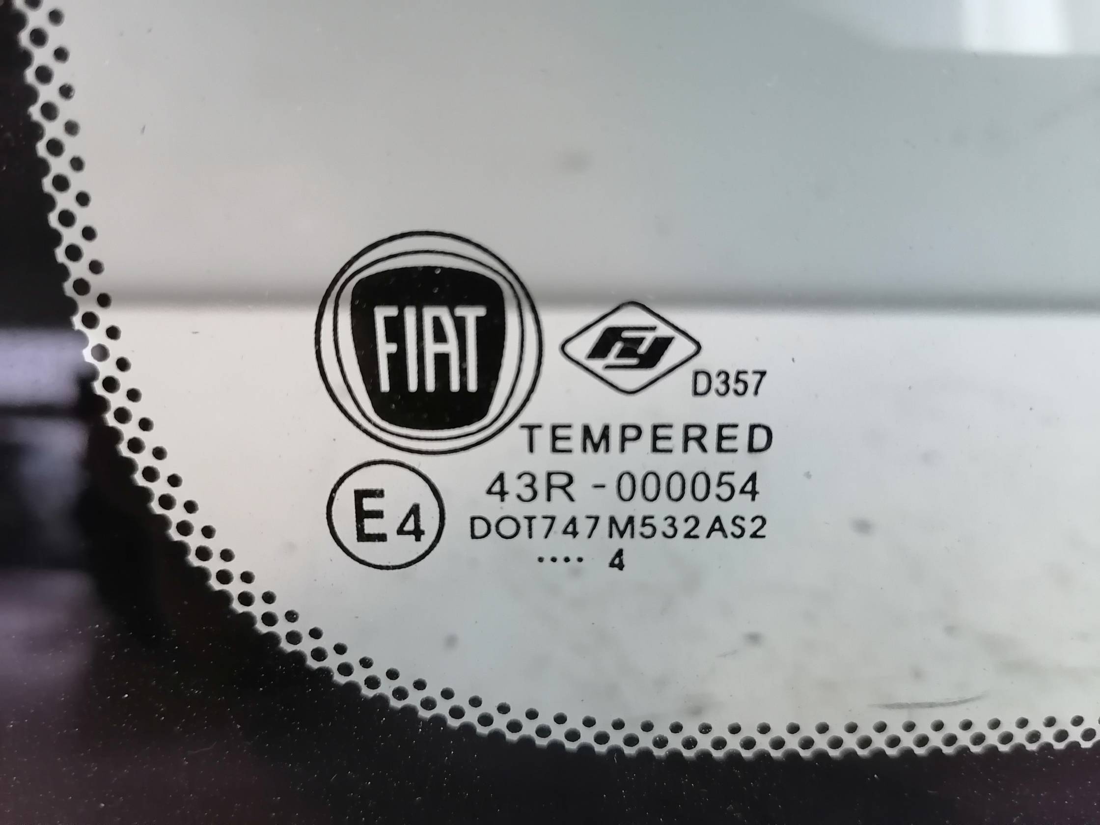 Fisso parafango post. sx.