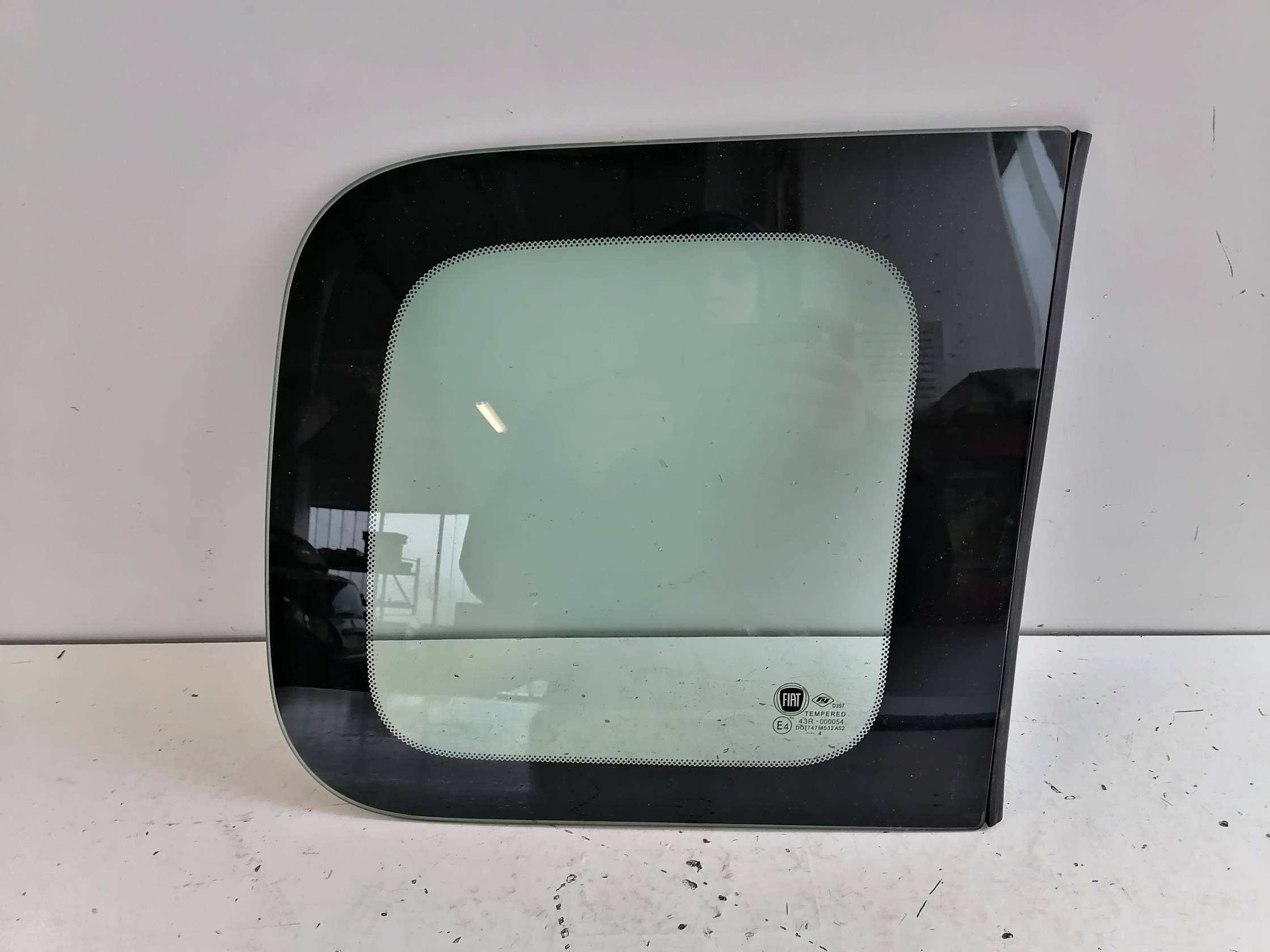 Fisso parafango post. dx.