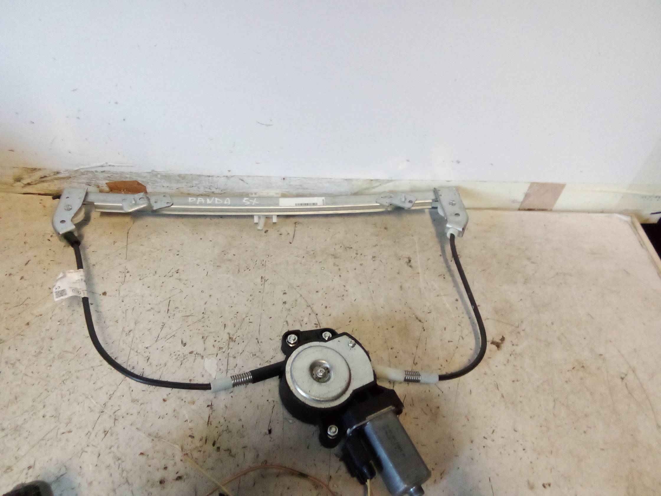 Alzacristallo elettr. porta ant. con motorino sx. Alzacristallo elettr. porta ant. con motorino sx.