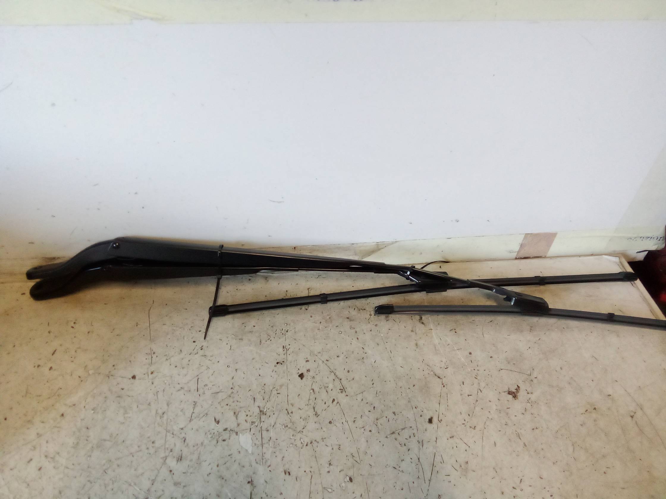 Braccio tergiparabrezza sx.