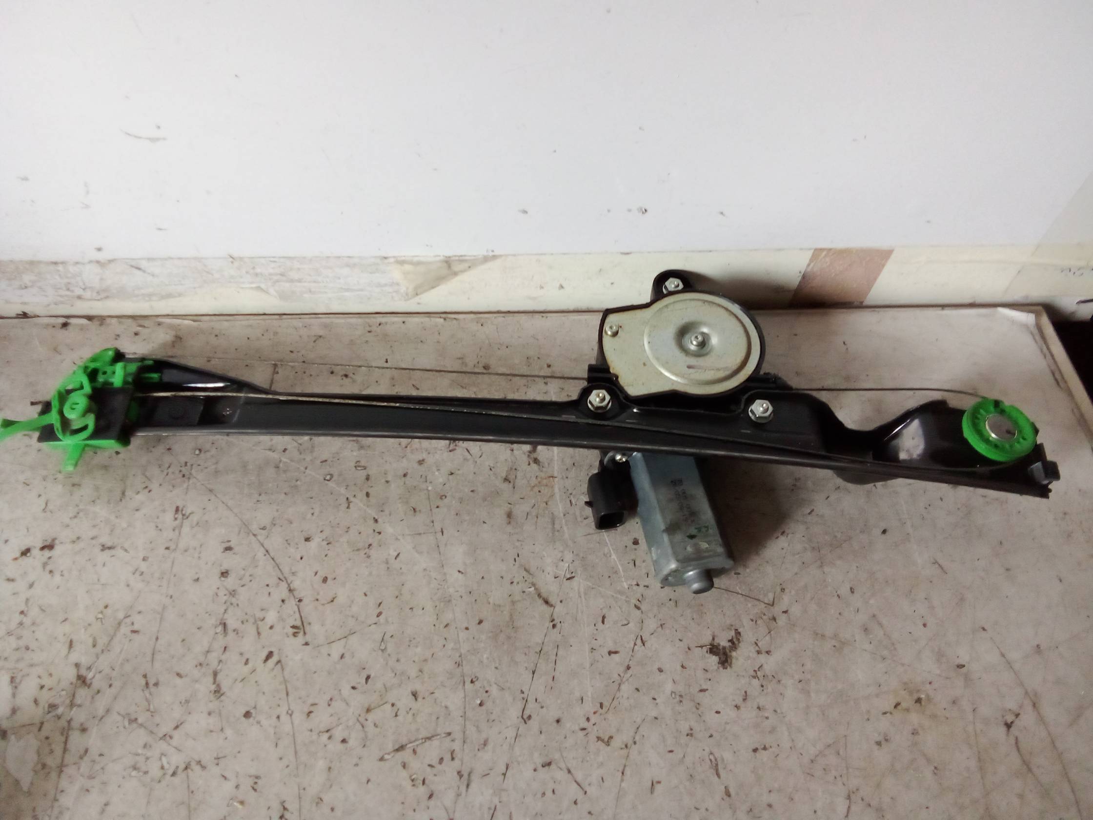 Alzacristallo elettr. porta ant. sx.