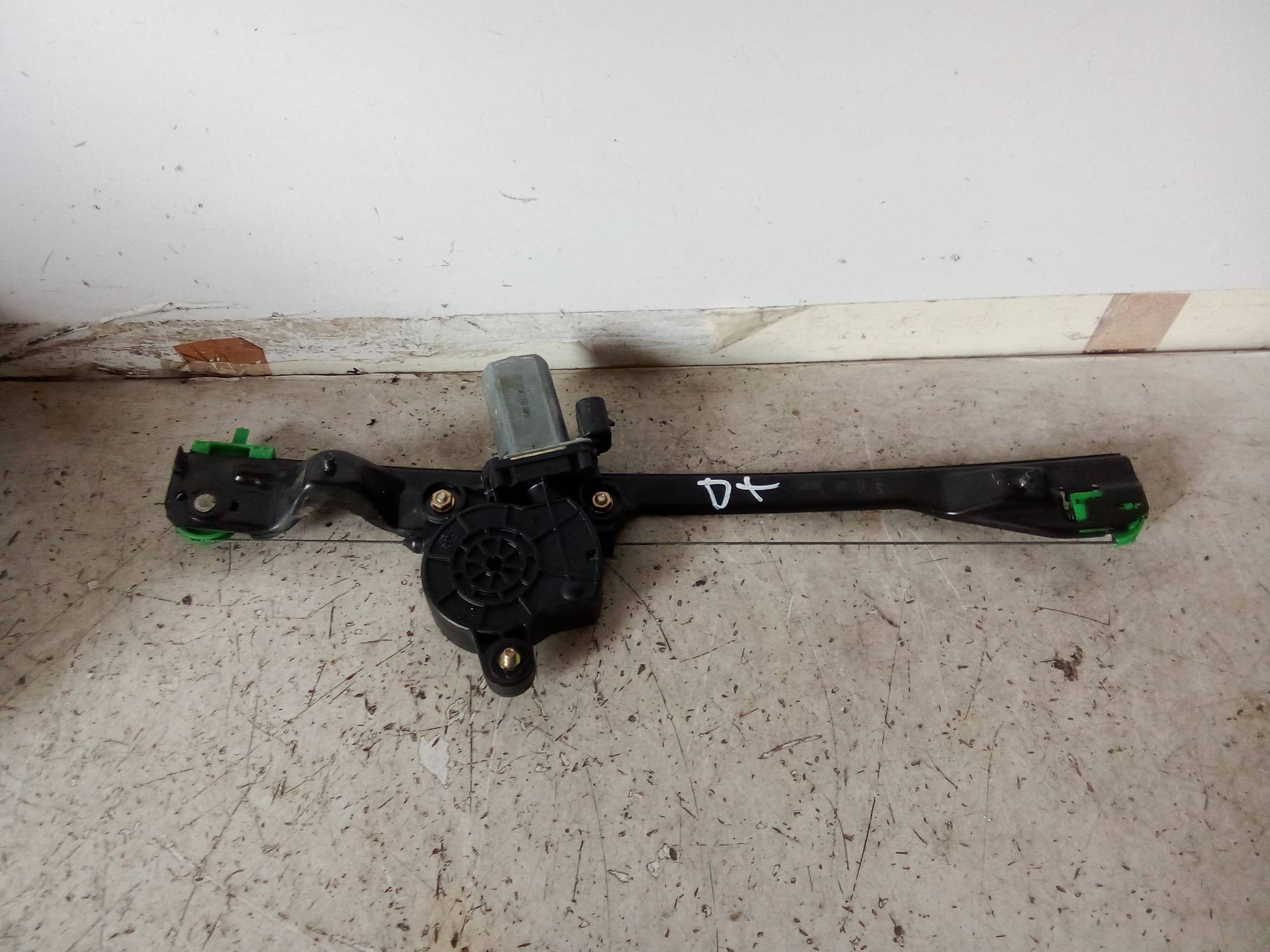 Alzacristallo elettr. porta ant. con motorino dx. Alzacristallo elettr. porta ant. con motorino dx.