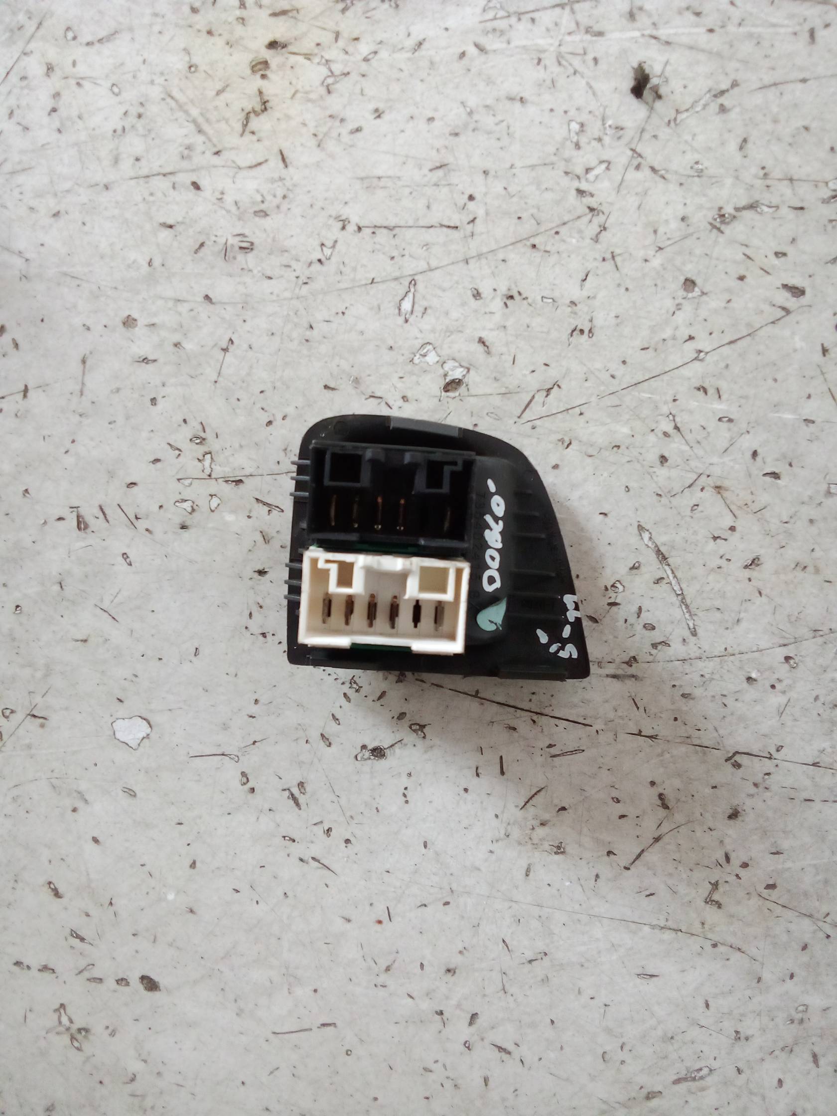 Interruttore alzacristalli porta ant. sx.