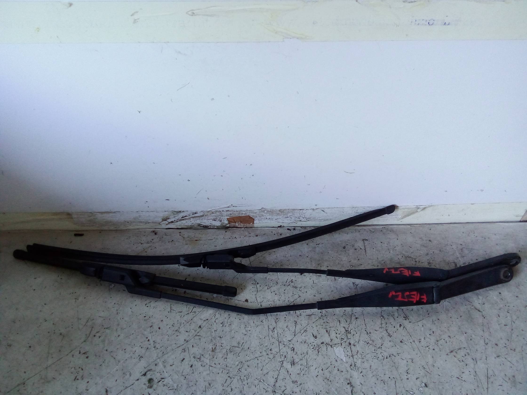 Braccio tergiparabrezza sx.