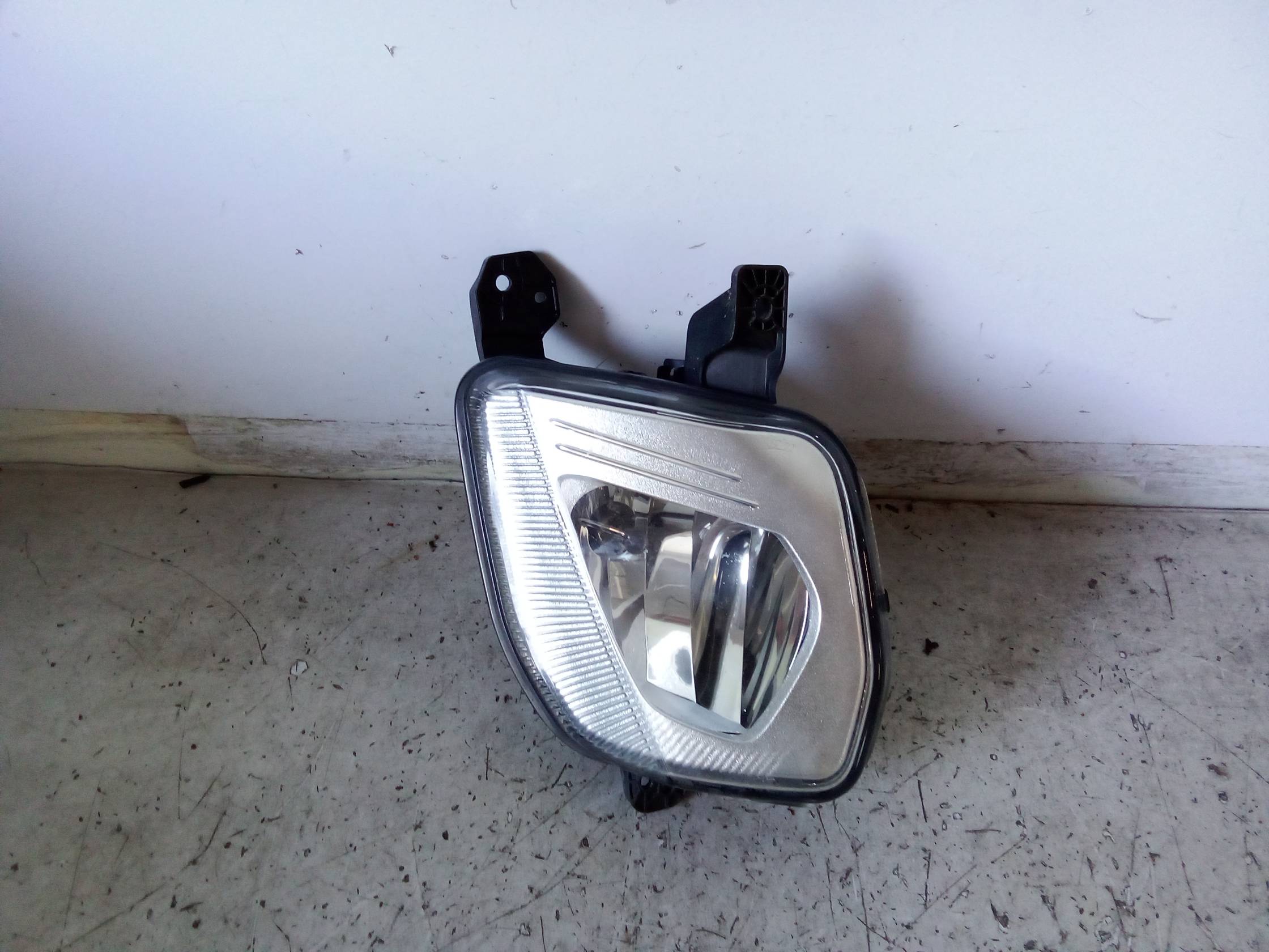 Proiettore fendinebbia dx.