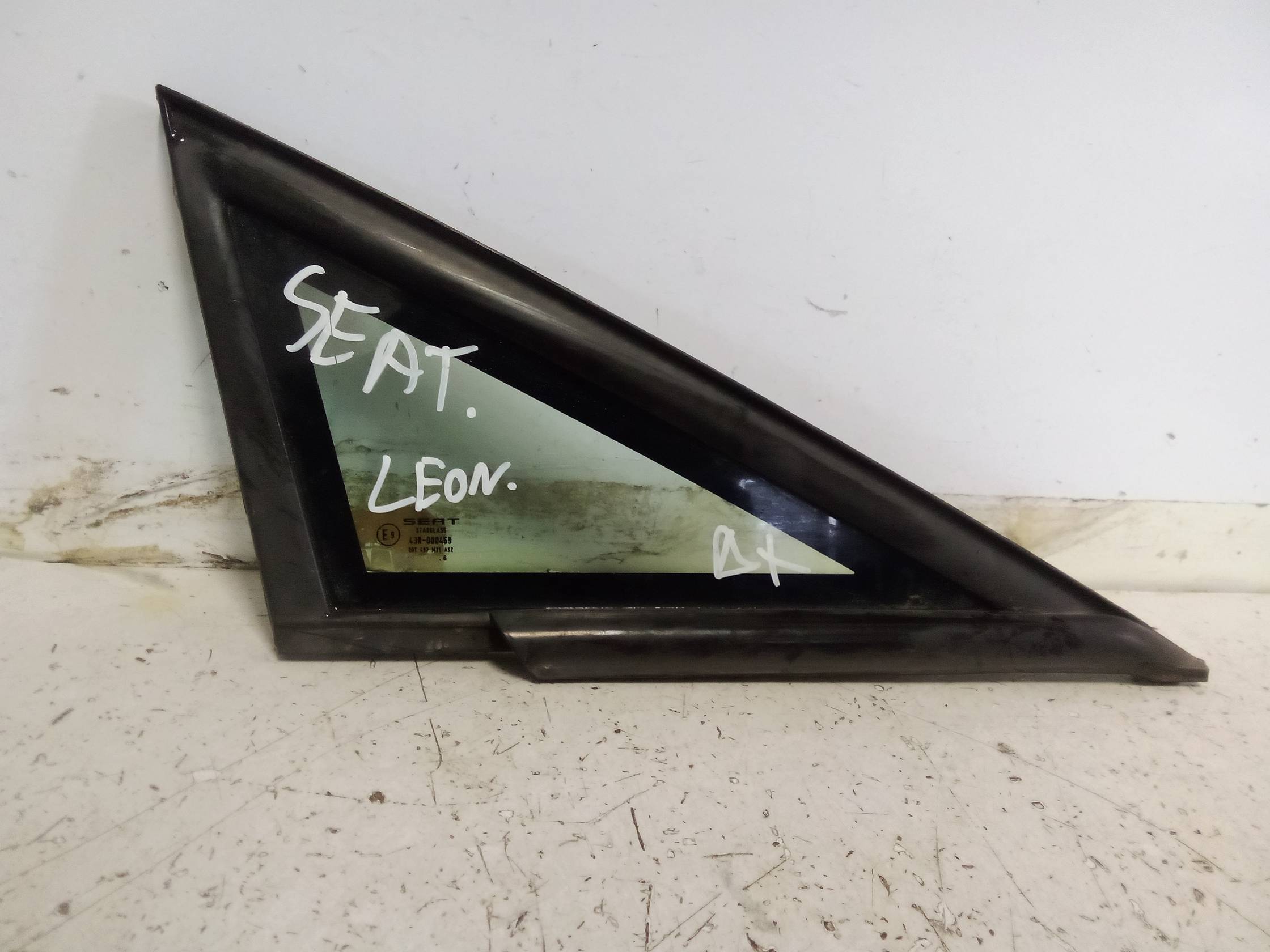 Fisso parafango ant. dx.