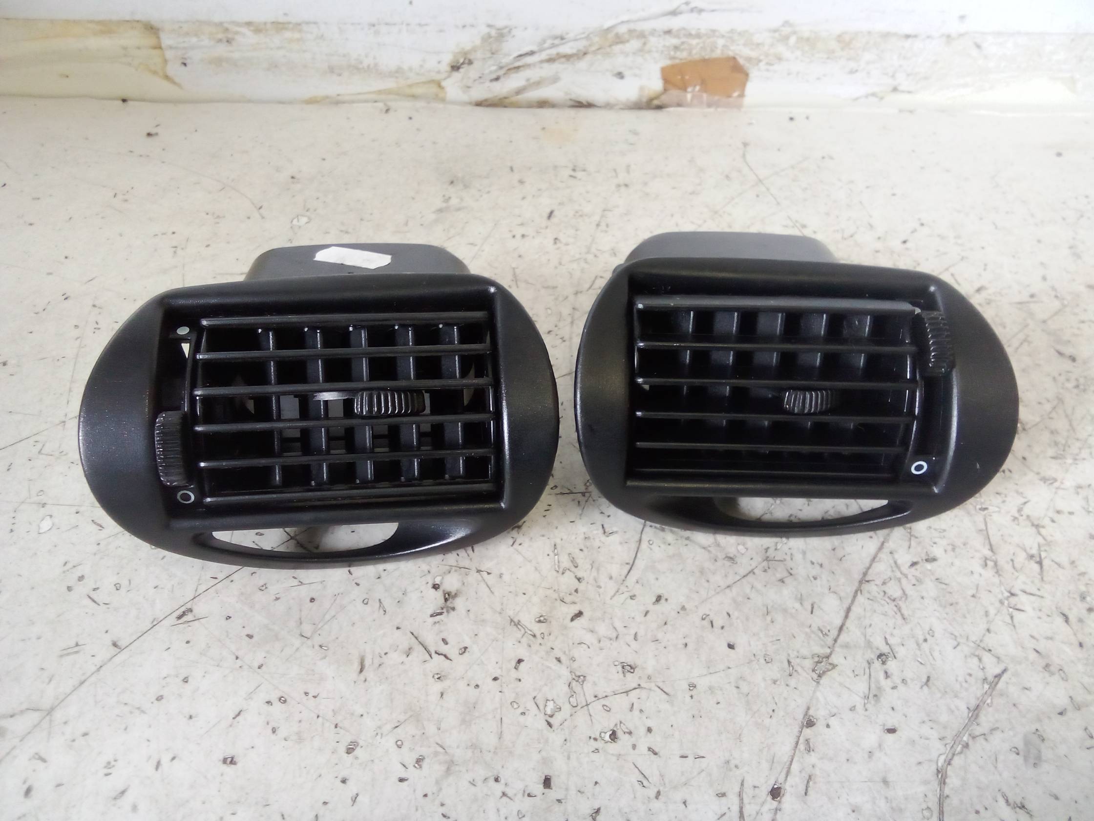 Bocchetta aria lat. cruscotto sx.