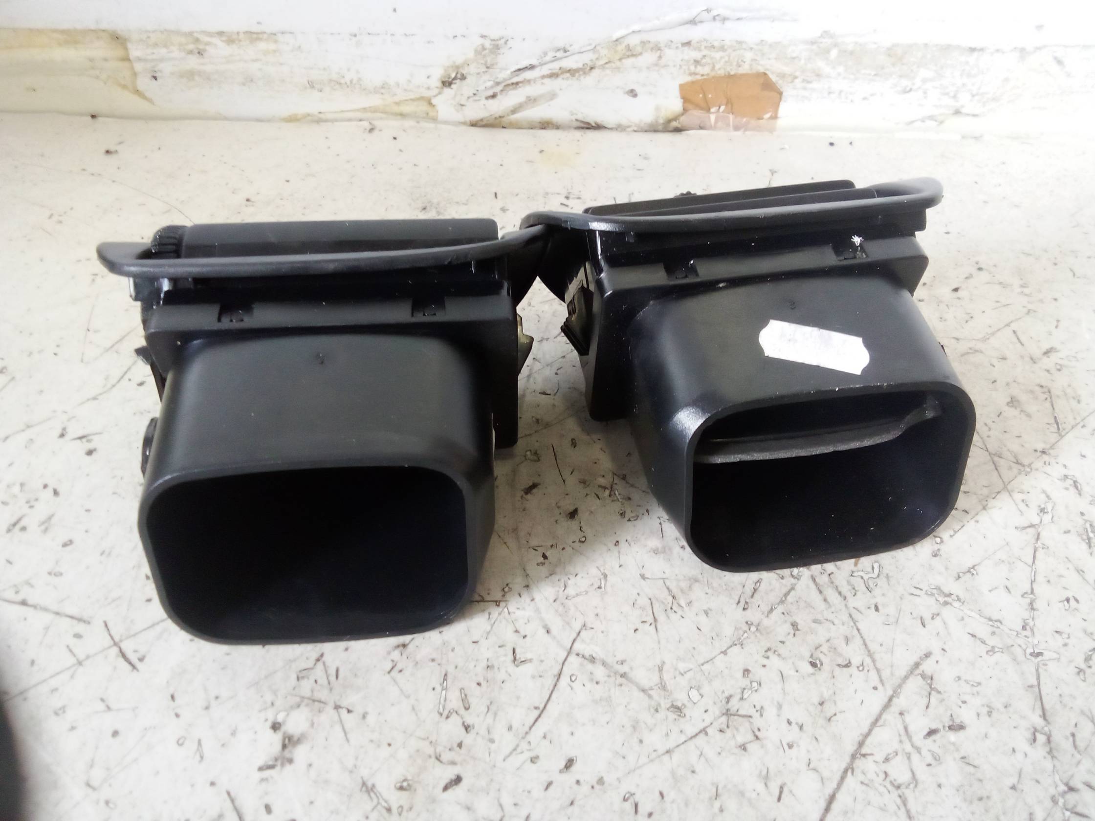 Bocchetta aria lat. cruscotto sx.