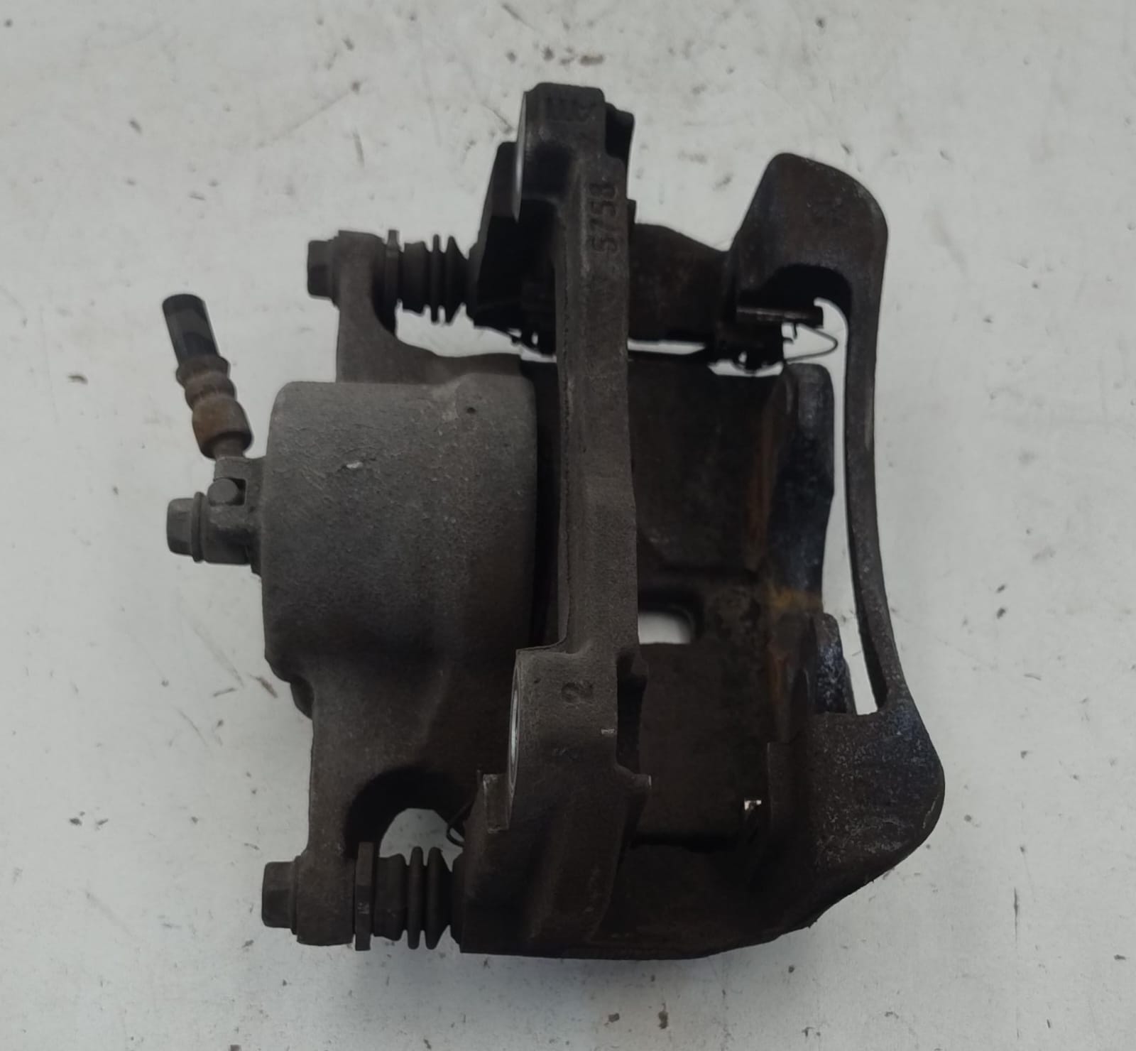 Pinza freno anteriore dx.