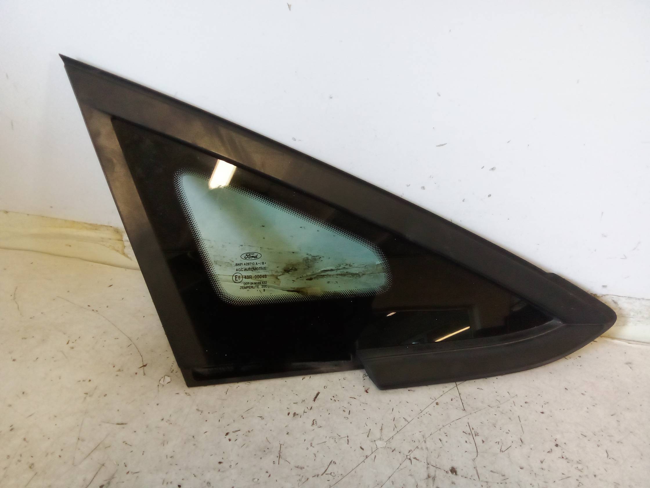 Fisso parafango ant. dx.