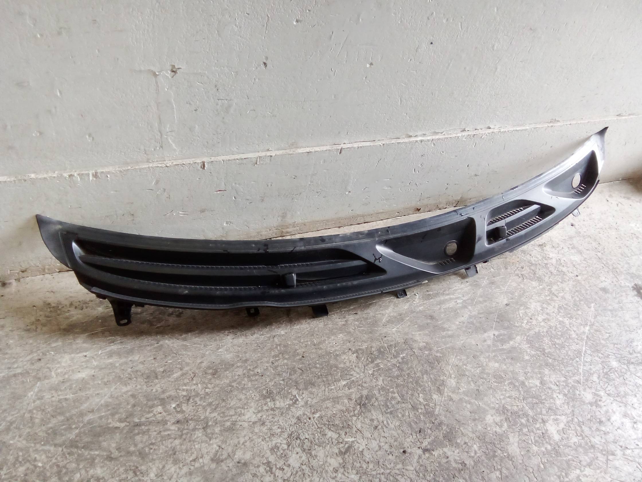 Griglia centr. sottoparabrezza Griglia centr. sottoparabrezza