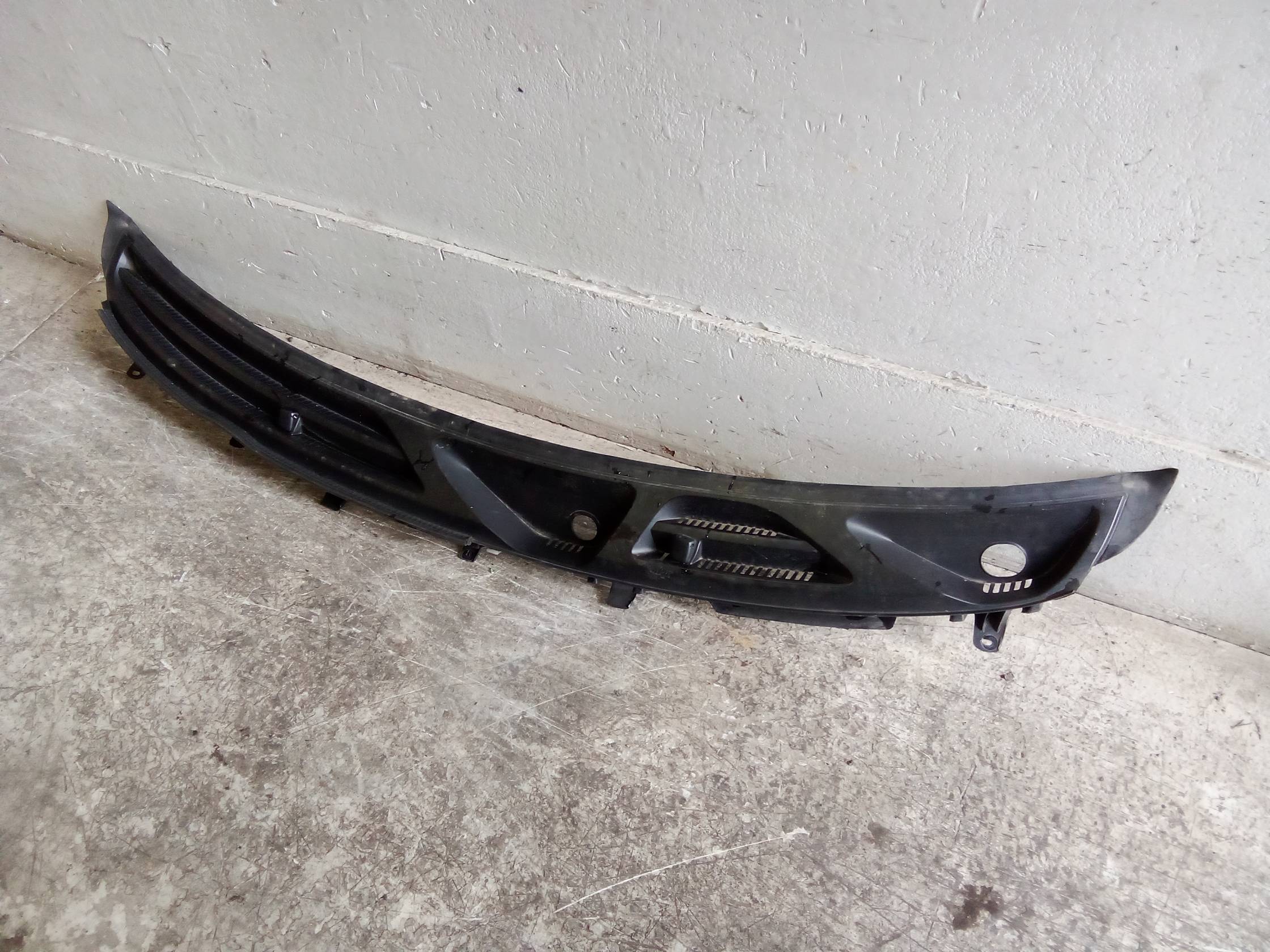 Griglia centr. sottoparabrezza Griglia centr. sottoparabrezza